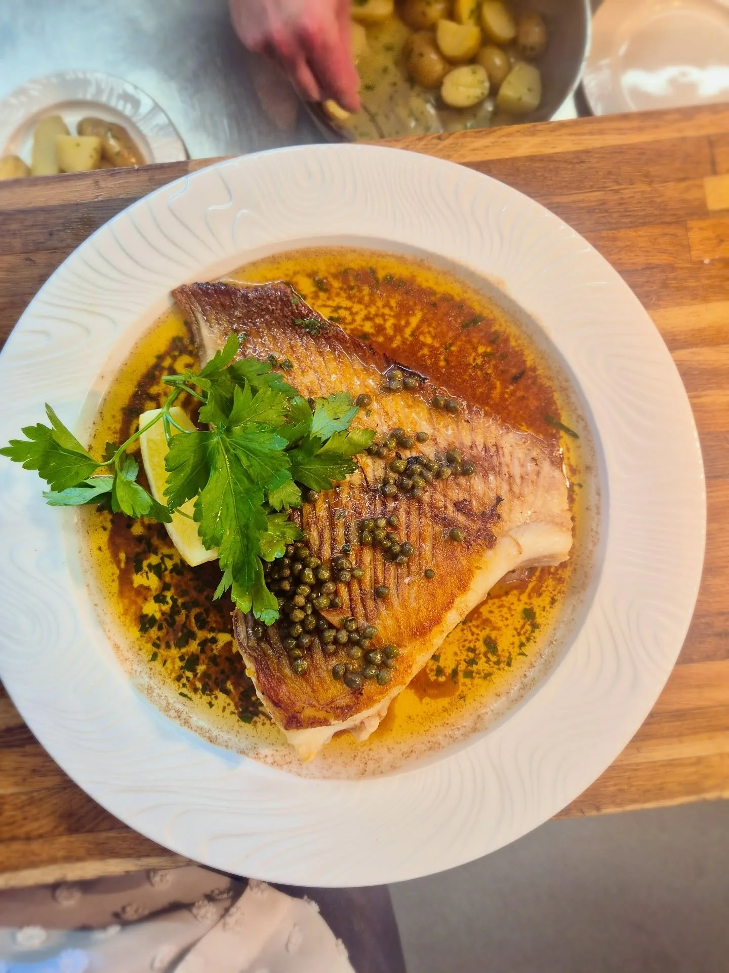 Whole Cornish thornback ray wing with brown butter &amp; capers 🧈

Achieved by heating butter until the water evaporates and the milk solids caramelise, brown butter enhances the flavour of most things, bringing a toasted, deep, sweet, nutty richn