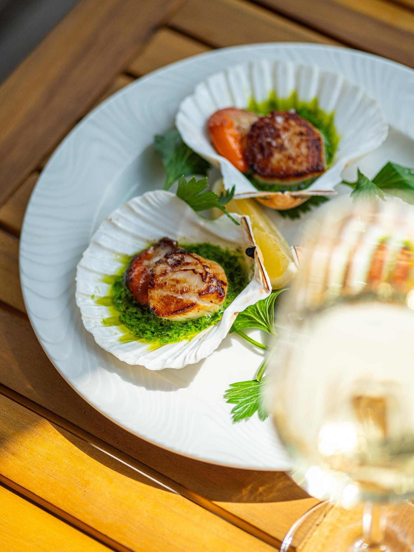 This welcome burst of sun is giving us a sweet taste of warmer days ahead! 🌞🎣

Join us by the water over the holidays for super fresh seafood with a view 🌊

#fishandchips #easterholidays #noahsbristol #kidseatfree #bristolharbourside #bristolfood