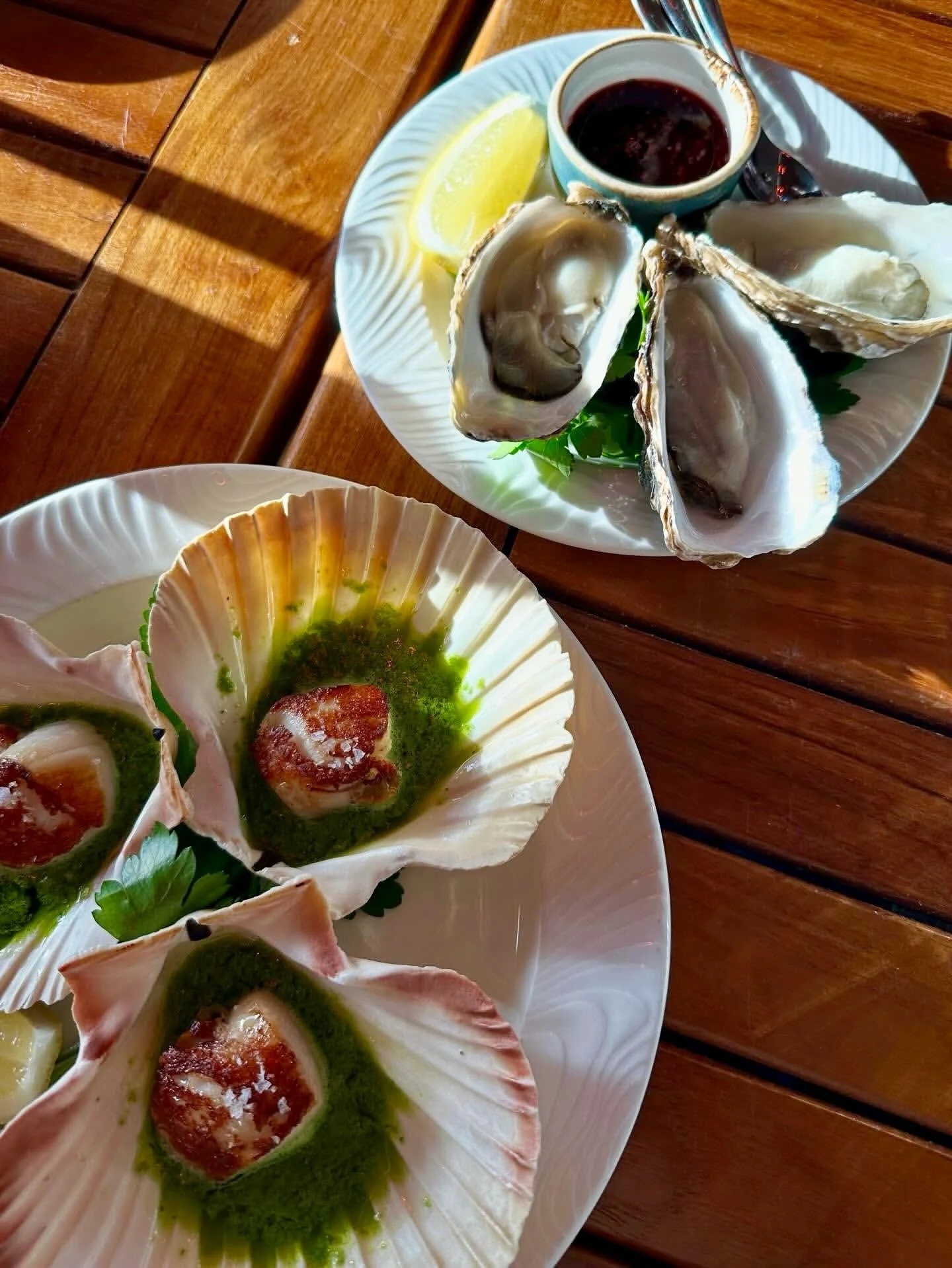It&rsquo;s hotting up this week! 🌞 The perfect excuse to test out our Lock keeper&rsquo;s menu on the sun-dappled covered terrace, with a few essential added extras&hellip;🥂✨

📷: @eatwithdrjoyce 

#sunshinefood #lunchdeal #earlyeveningmenu #fishre