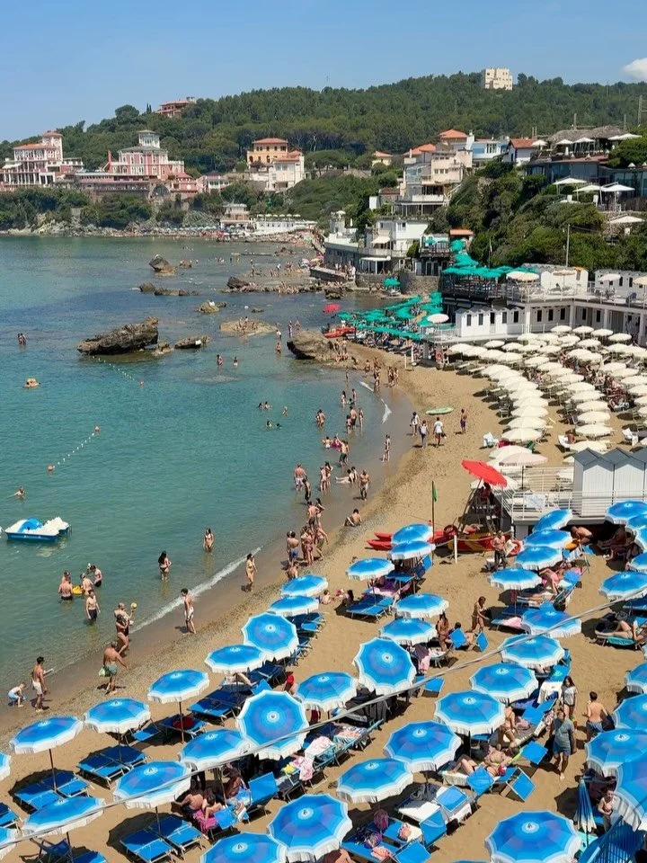 Postcards from Tuscany with @wanderlustwine🍷🇮🇹

⛱ 1&ndash;2: Beach swims &amp; cold beers in Quercetana Bay

🦑🍕 3: Post-swim snacks by the sea

🥂 4&ndash;7: A memorable winery tour and tasting with the brilliantly experimental @jurijfiore in