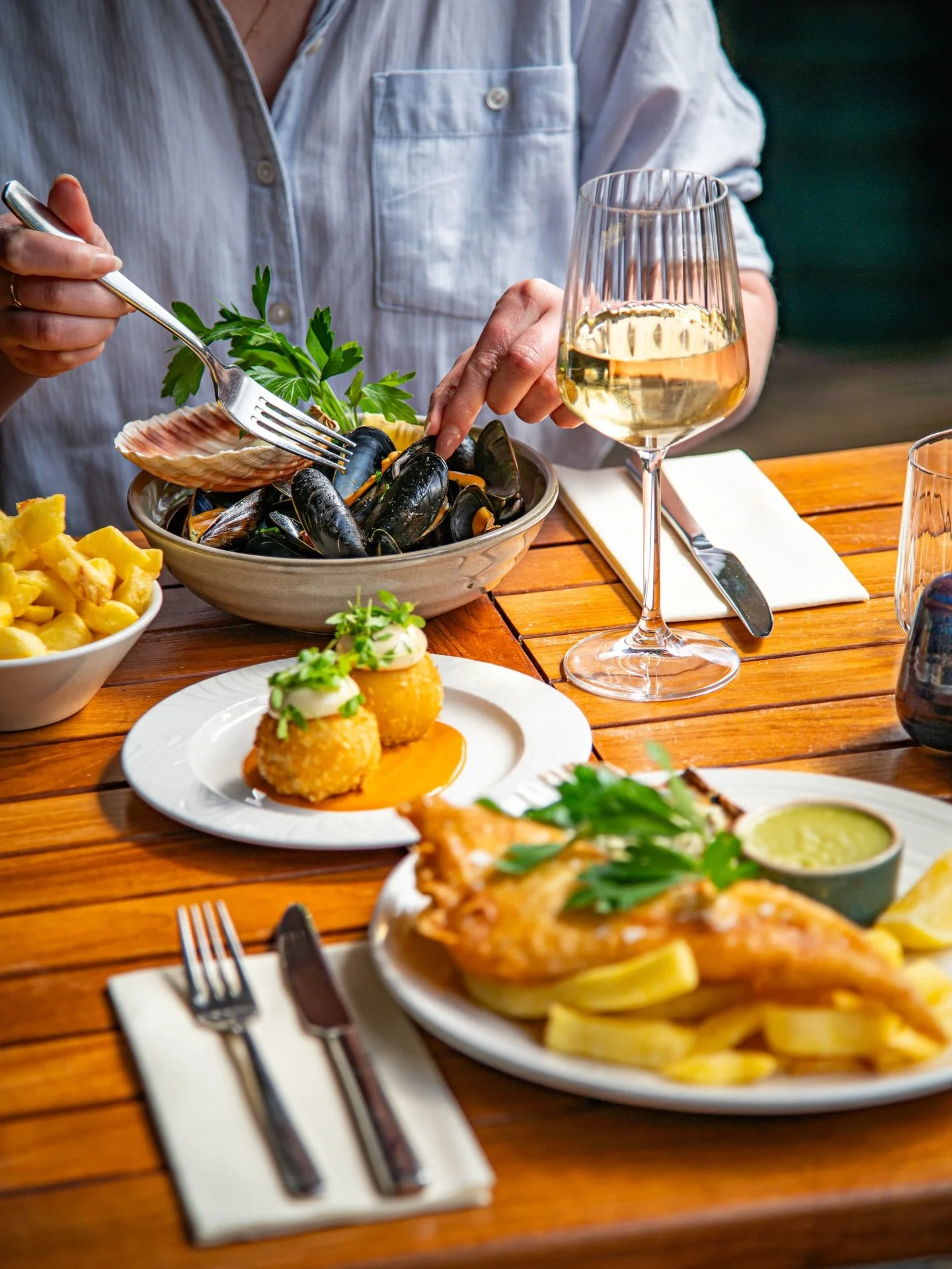 🚨 Terrace weather alert 🚨

Rumour has it the sun and warmth are headed our way and we&rsquo;re so ready with the cold wine and freshest seafood with a view! 🌊🥂

Book your terrace table at the link in our bio ☀️

#terracetime #noahsbristol #bri