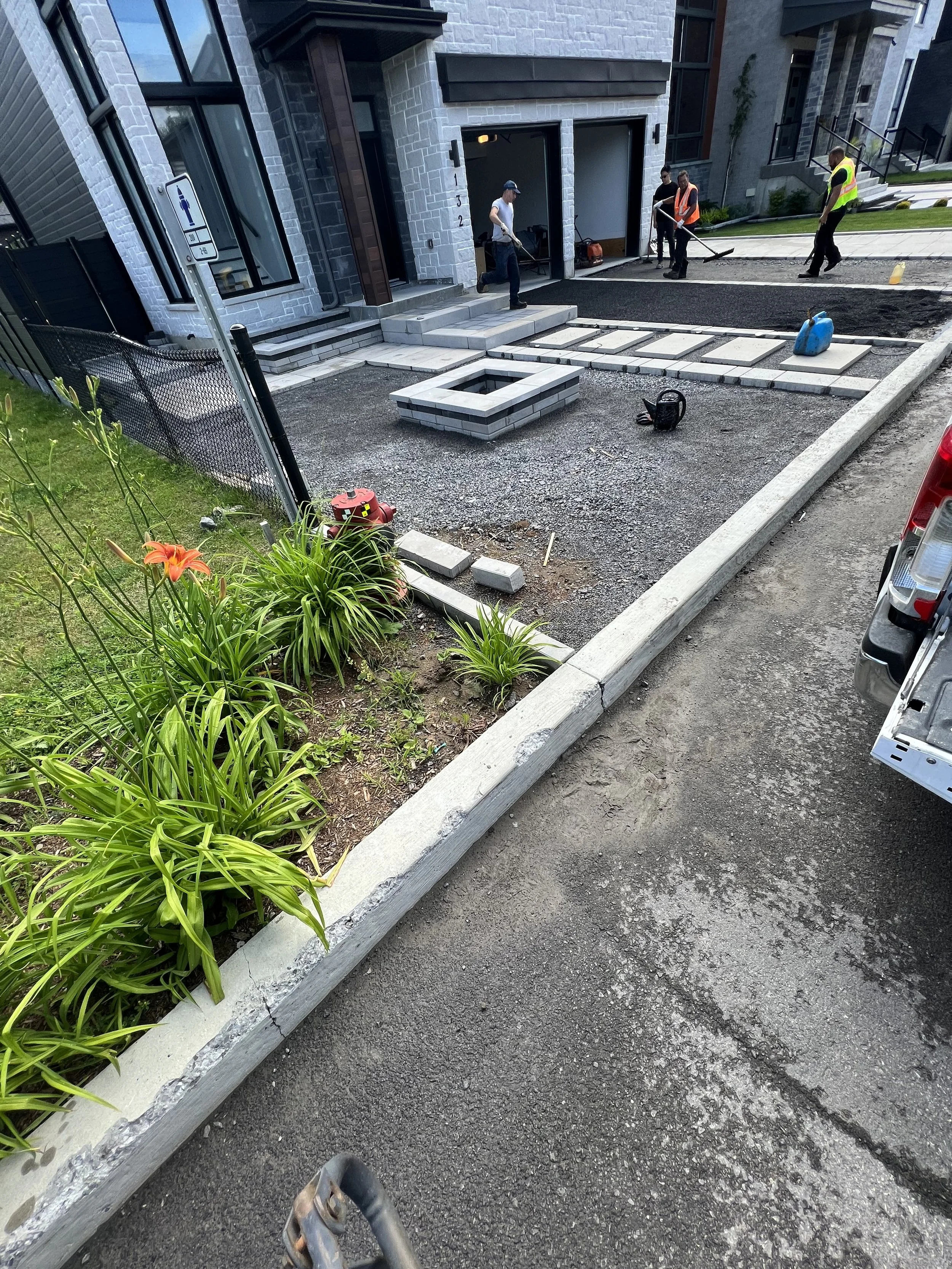 4_MAXCOR_Construction_Montreal_Laval_New_Retaining_Walls_Stairs_Pave_Uni_Asphalt.jpg
