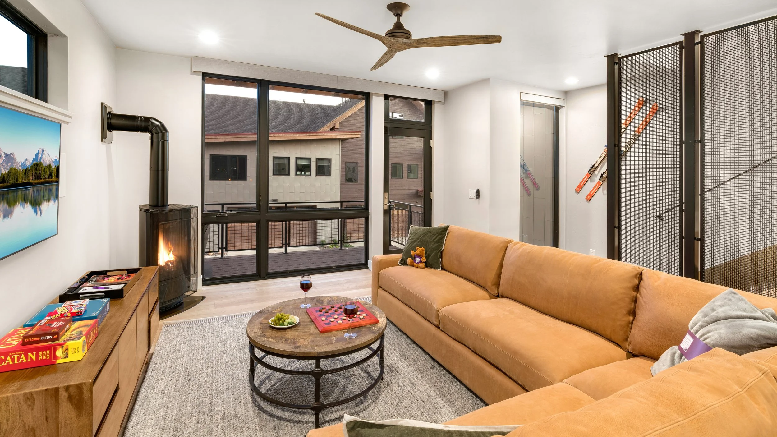 Met LivingRm118_HDR.jpg