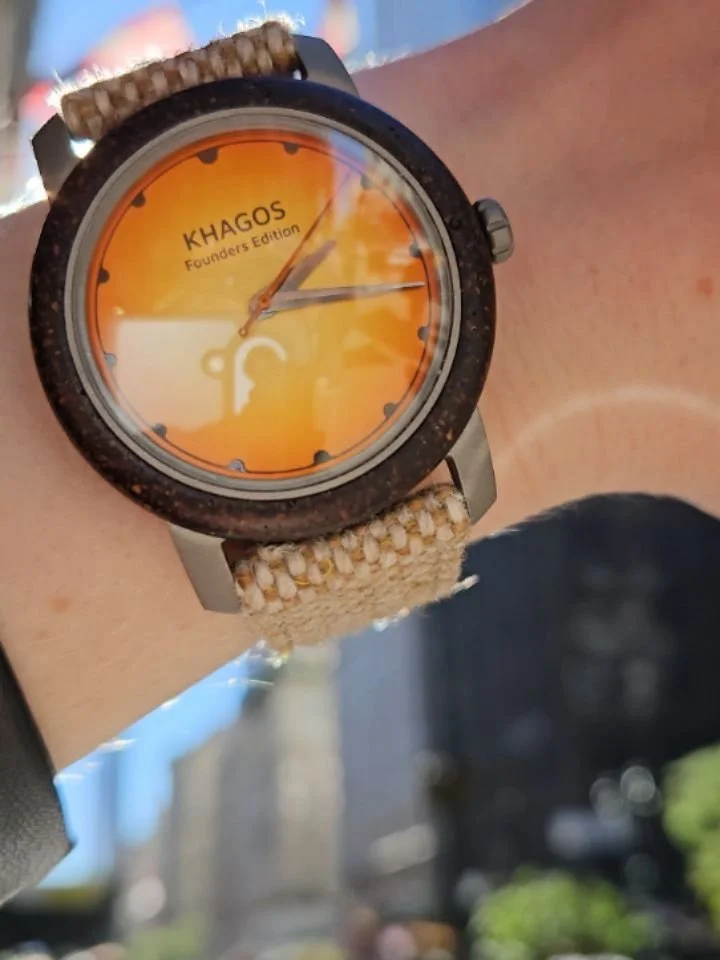 Here is a lil #wristroll / #wristshot action across from the Empire State Building while waiting in line for @windupwatchfair in NYC last month 🗽 Loved chatting with people around us in line #watchgeeks 😁 Repping our Dark Roast edition dial ☕️⌚️

~