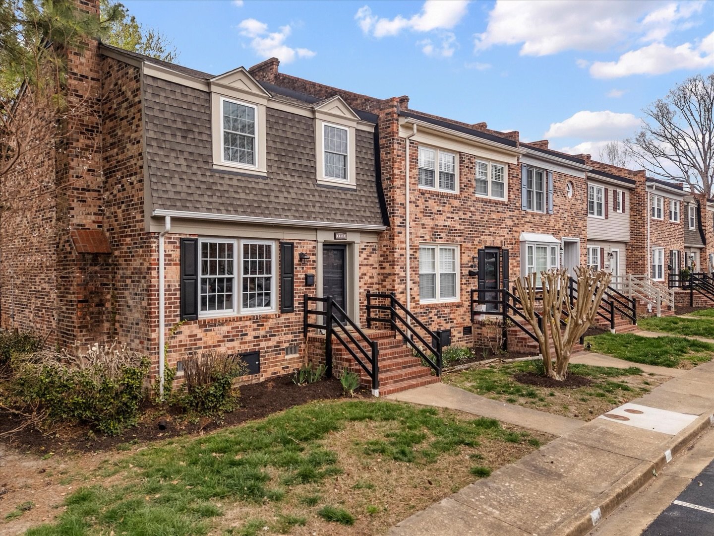 🏡Welcome to 📍 2200 Ashcreek Drive in Henrico off of Lauderdale Drive ❤️
Love where you live!! Updated and affordable located 10 minutes from Short Pump. Super cute end unit townhome with attractive brick exterior with Dutch Colonial architecture. S