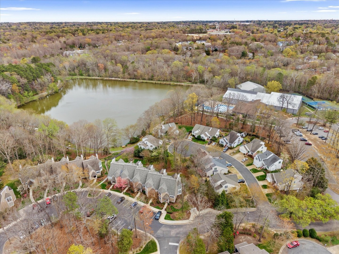 JUST LISTED! 📍 1743 Raintree Commons Drive 
📐1175 sq ft
🛌 2 bedrooms 
🛀 2 baths

Welcome home to this bright and airy end unit condo in Raintree Commons! Located on the second level and offering scenic views that include Gregory&rsquo;s Pond! Thi