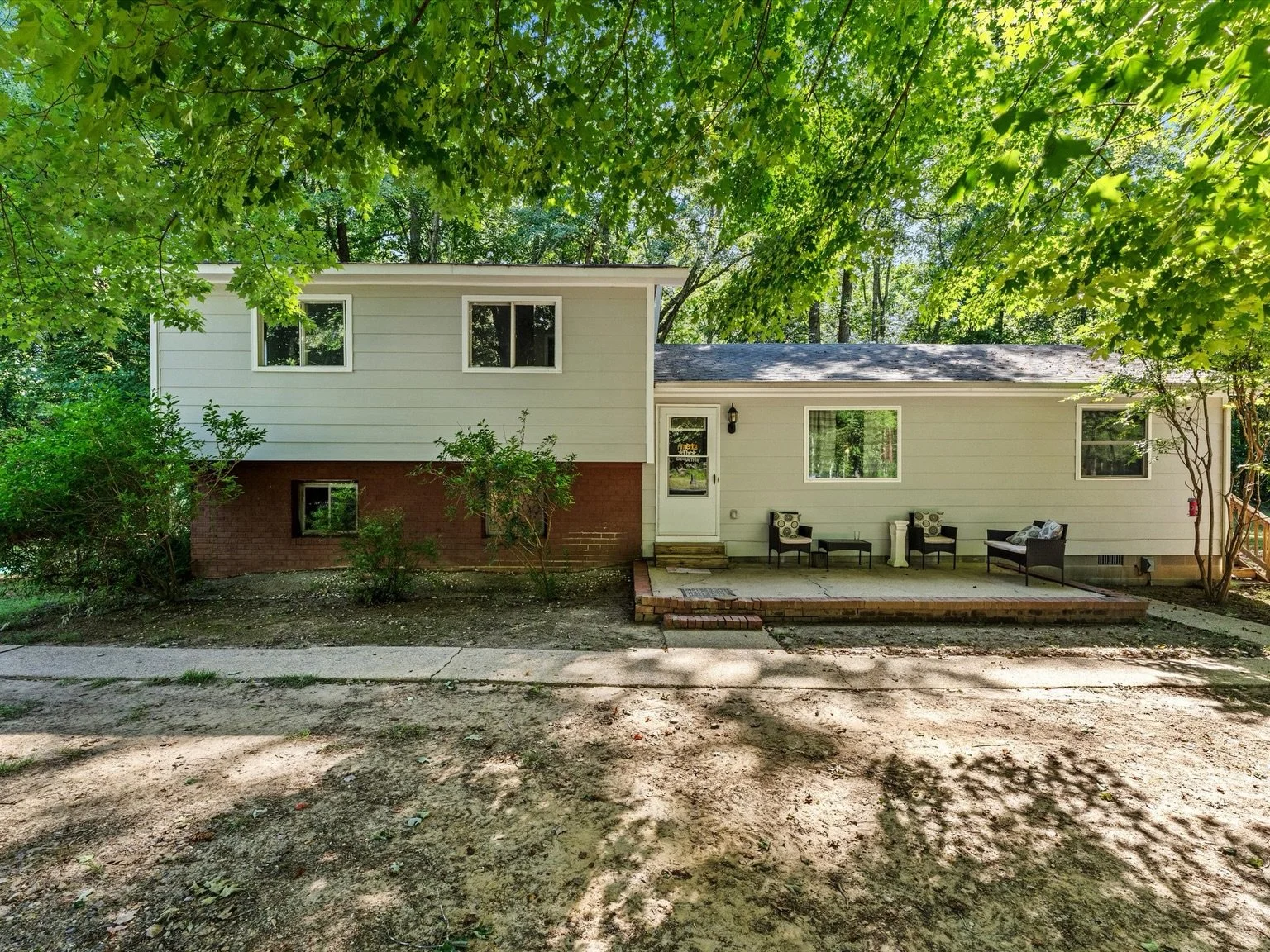 ✨JUST LISTED ✨

📍2305 Mosby Rd in Powhatan 

🌳 2.15 acres 
📐 1920 sq ft
🛌 4 bedrooms 
🛁 2 baths 

💫Welcome to your opportunity for country living with room to grow! Situated on 2.15 private acres, this 4-bedroom, 2-bath tri-level home offers sp