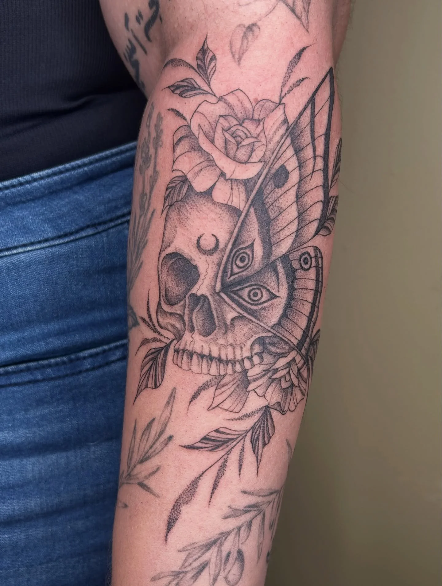 Khadija said she wanted a skull. Maybe flowers. Maybe a moth. Maybe witchy elements. So I did them all lol. I had lots of fun designing this, thank you! @thornandthistletattoo
.
.
.
.
.
.
#tattoo #tattooart #inked #tattoolife #tattooartist
#finelinet