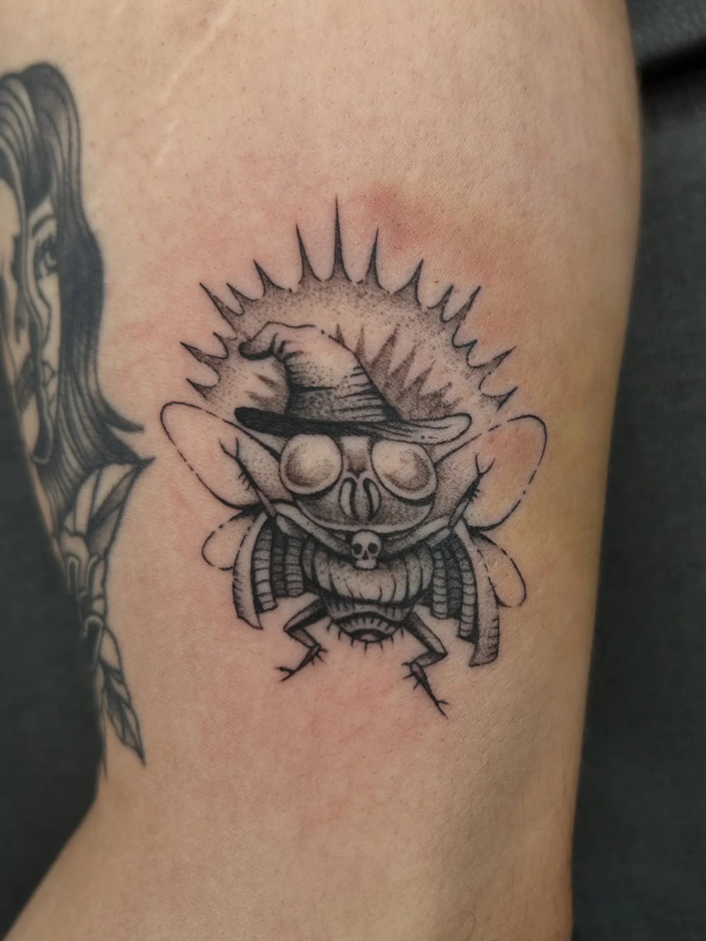 Fly warlock for Mel from my original dnd flash 🙂&zwj;↕️ thank you so much &lt;3 (bruise was there beforehand btw i didnt brutalize her I swear) done at @thornandthistletattoo 
.
.
.
.
.
.
#tattoo #tattooart #inked #tattoolife #tattooartist
#fineline