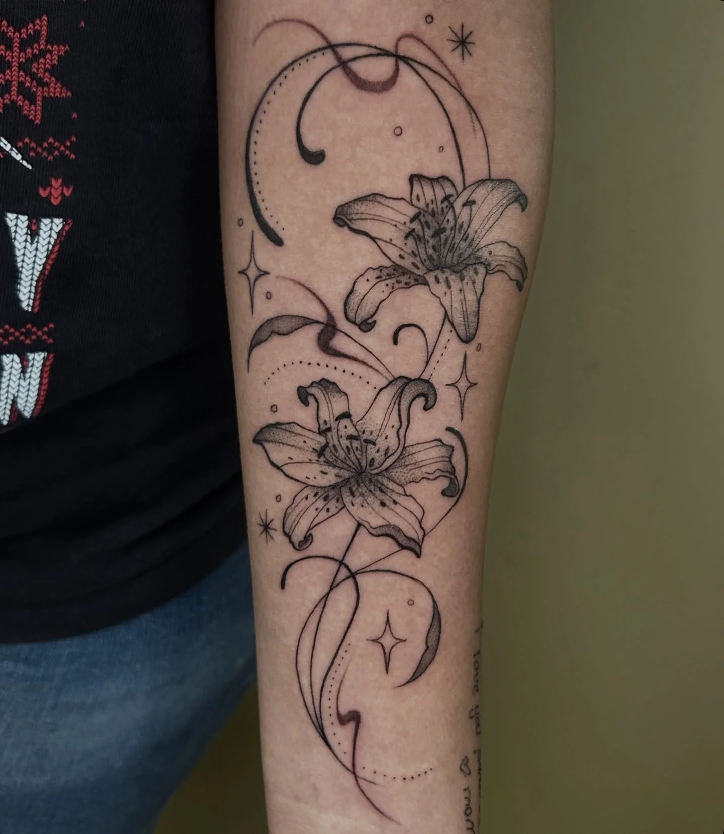Some walk in Lilies for Sofia! Thank you so much for the trust :) done at @thornandthistletattoo 
.
.
.
.
.
#miamitattoos #miamitattooartist #lilytattoo #floraltattoo #whimsical
