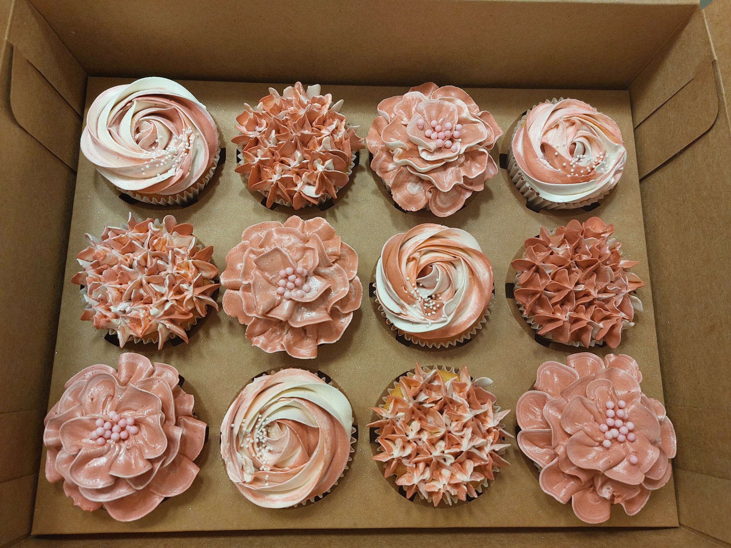 Cupcakes fleur rose et blanche - Crème de Folies