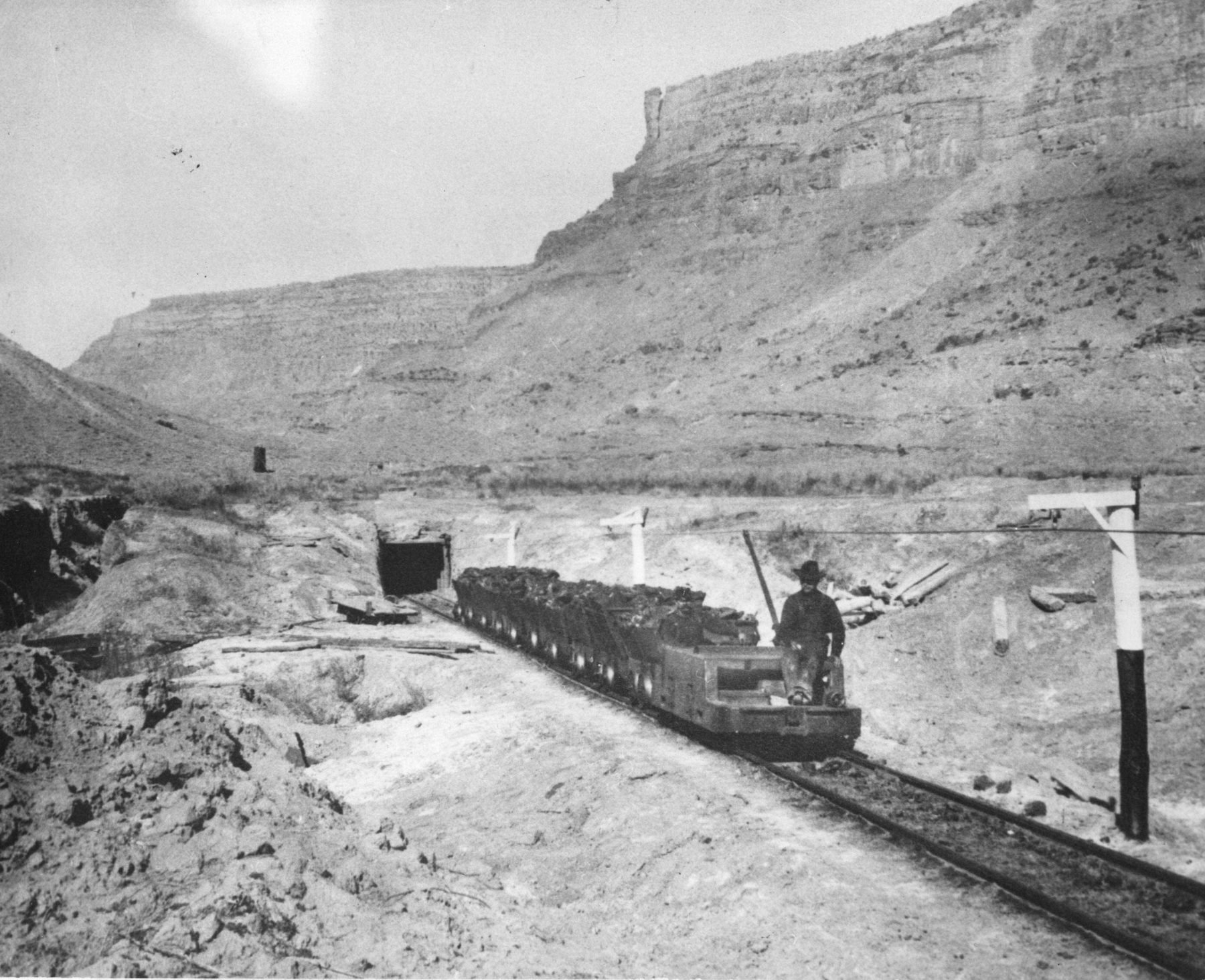 Cameo-Coal-Mine.-Photo-2004.0044.0974-Lloyd-Files-Research-Library.-1.jpg
