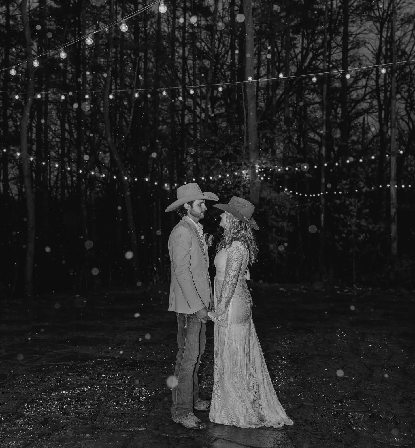 Rain and snow on your wedding day? Don&rsquo;t worry, I&rsquo;ll freeze my ass off right with you 🤪

#iowaweddingphotographer #westernwedding #westernweddingphotographer #westernbride #elopementphotographer