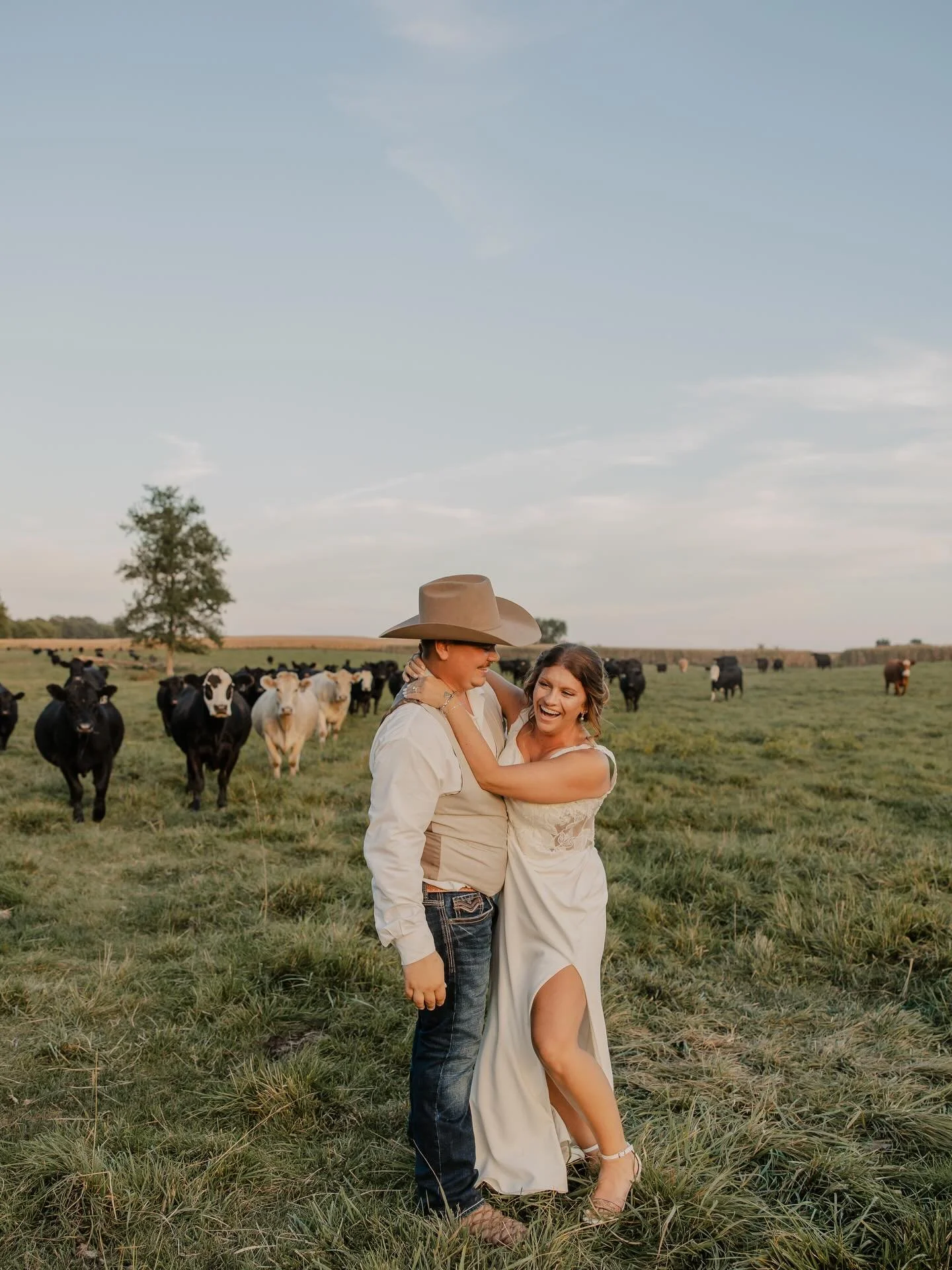 I can&rsquo;t imagine a better spot for sunset photos 🥹

More and more 2026/27 inquiries every day has me SO ready for wedding season to start!
 
#iowaweddingphotographer #westernwedding #westernweddingphotographer #texasweddingphotographer #colorad