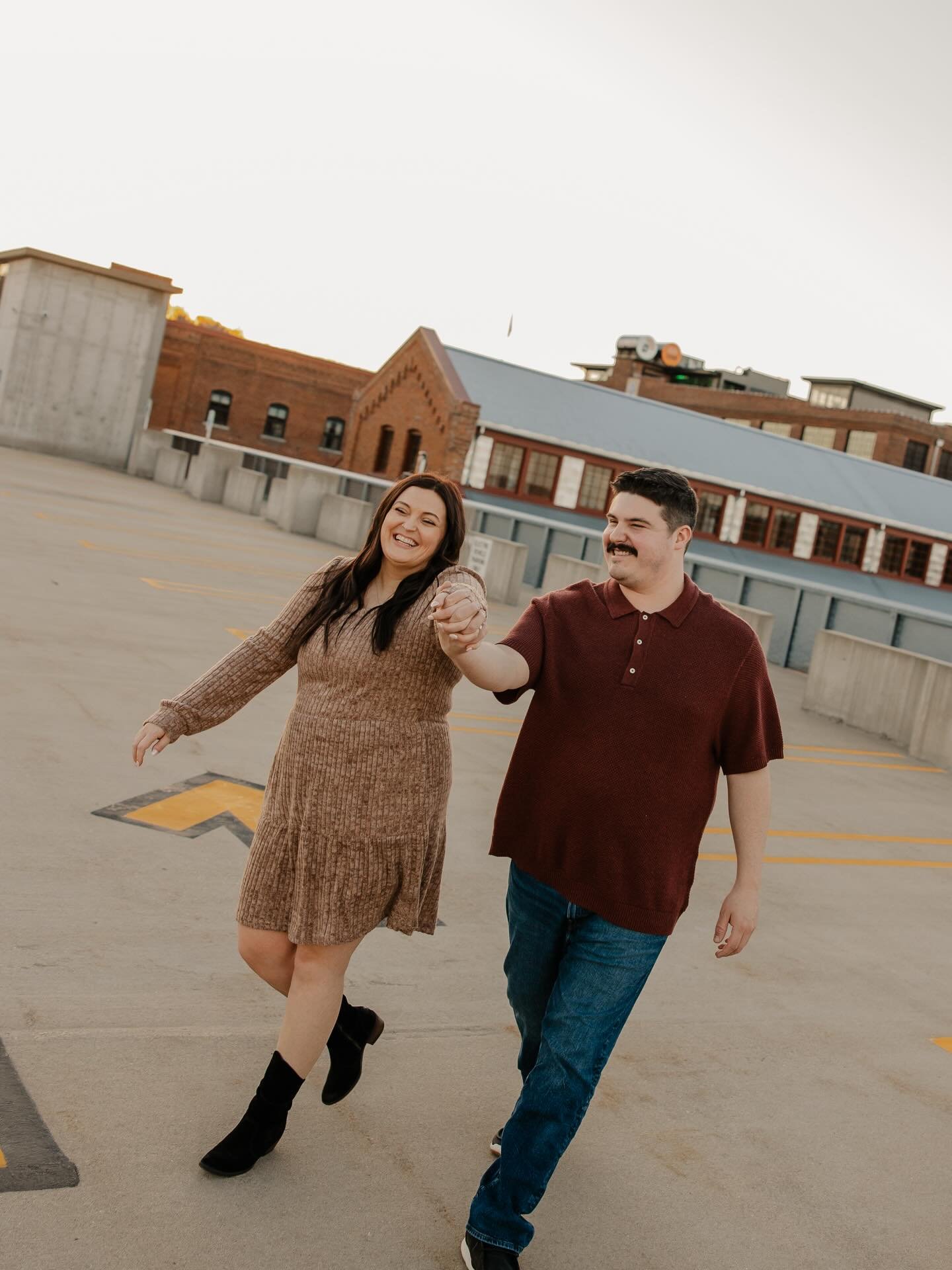 Loving every second of engagement session season 🥹 

I looove finding out how you guys met, where you work, and allll about your wedding plans and ideas! 

I love recommending to make your session a date night too! So if you&rsquo;re choosing the Mi