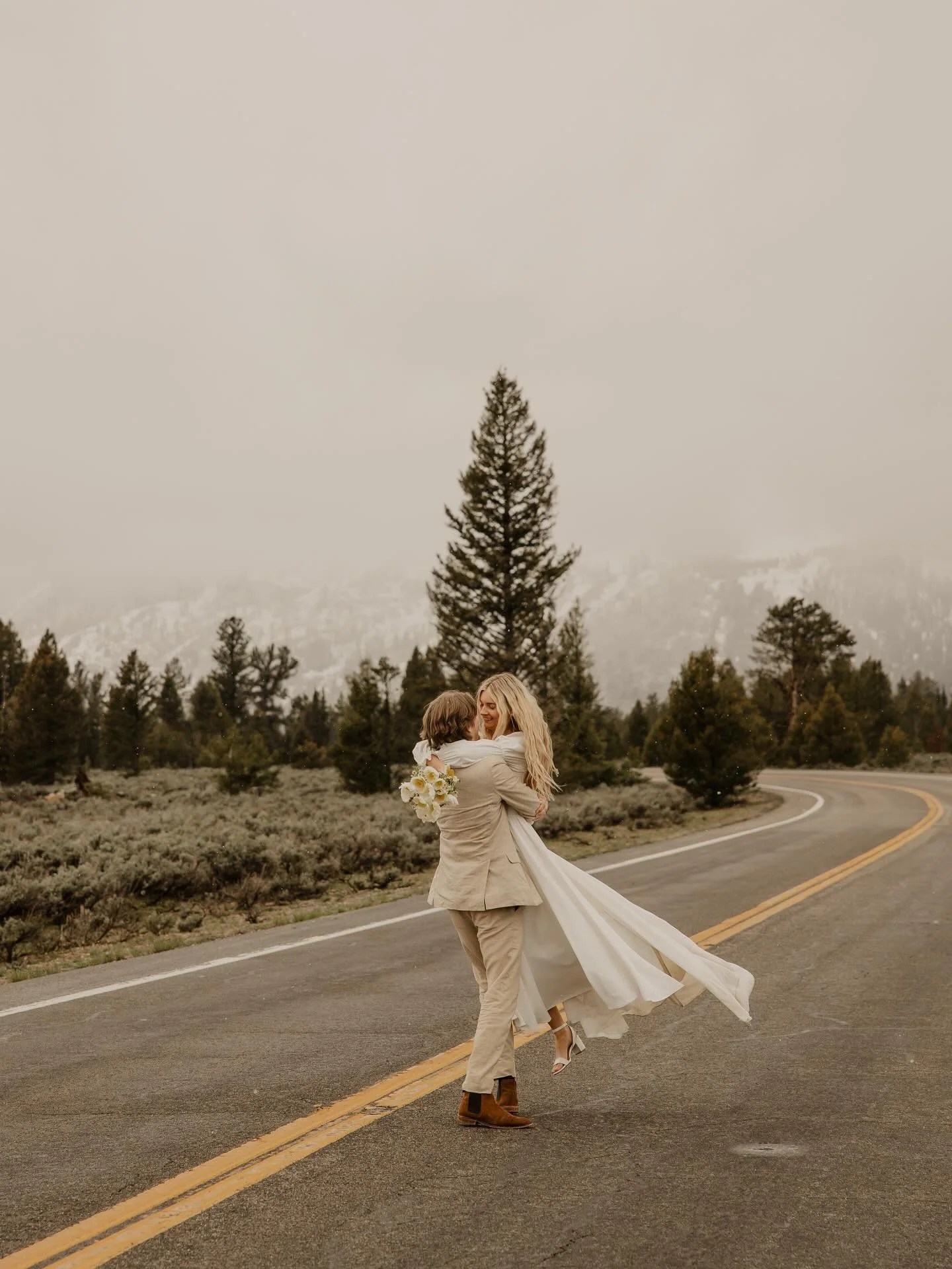Elope in the Tetons -> straight to the hot springs ✅🏔️

#jacksonholeweddingphotographer #wyomingweddingphotographer #grandtetonswedding #mountainelopement #elopementphotographer