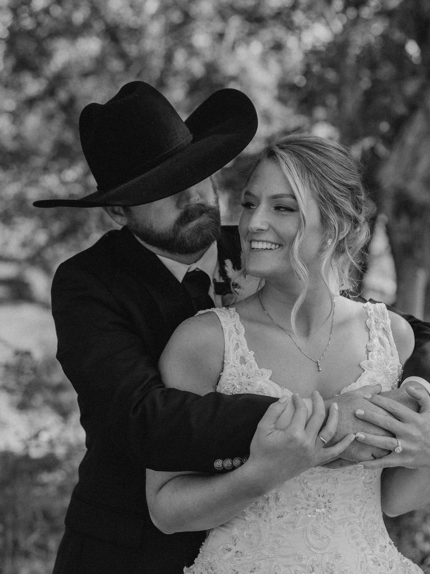 Private vows under a tree at the farm with the horses roaming behind you - sign me upppp 🥹

#iowaweddingphotographer #texasweddingphotographer #westernwedding #westernweddingphotographer #elopementphotographer