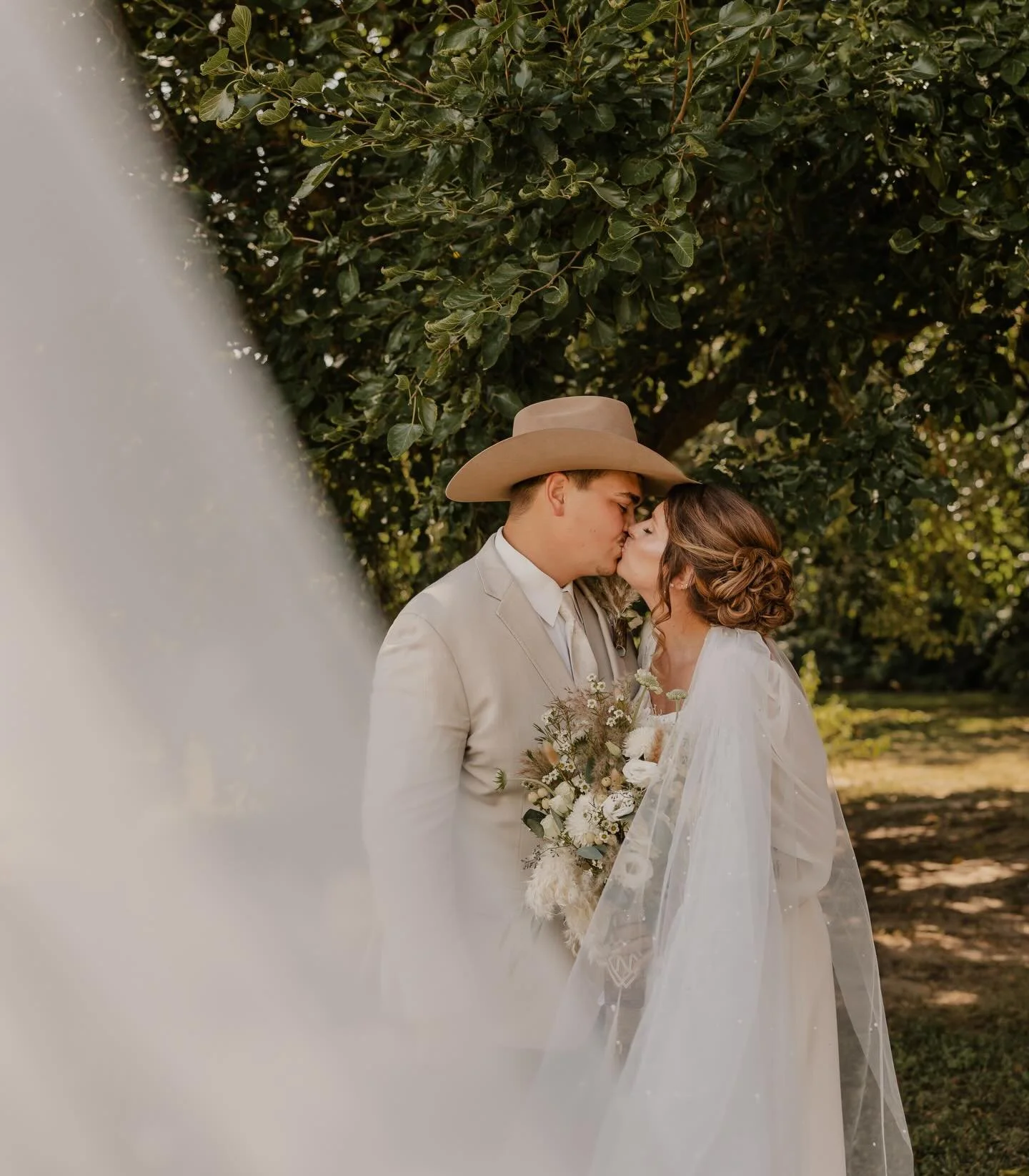 Soaking up my last few free Saturdays - from my couch with an iced coffee 🤪

When you work so many saturdays a year, waking up with nothing on your schedule sends me into a PANIC thinking I&rsquo;ve missed someone&rsquo;s wedding 😅

#iowaweddingpho