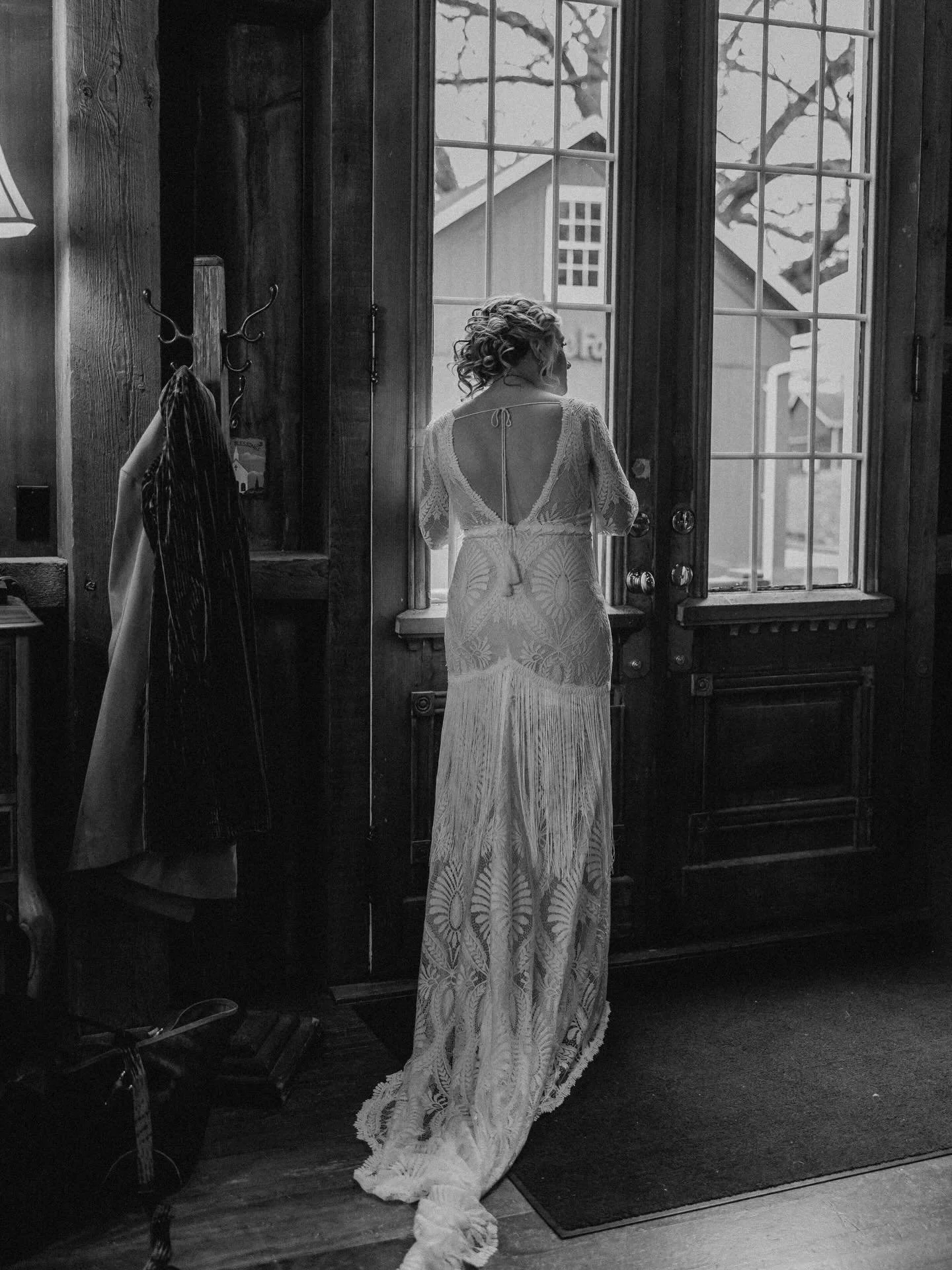 Weddings aren&rsquo;t all about the family and wedding party photos. There&rsquo;s so many moments in between that are missed because we get caught up in the timeline. Just enjoy your day in the moment, and let ME worry about the timeline! 🫶🏽

#iow