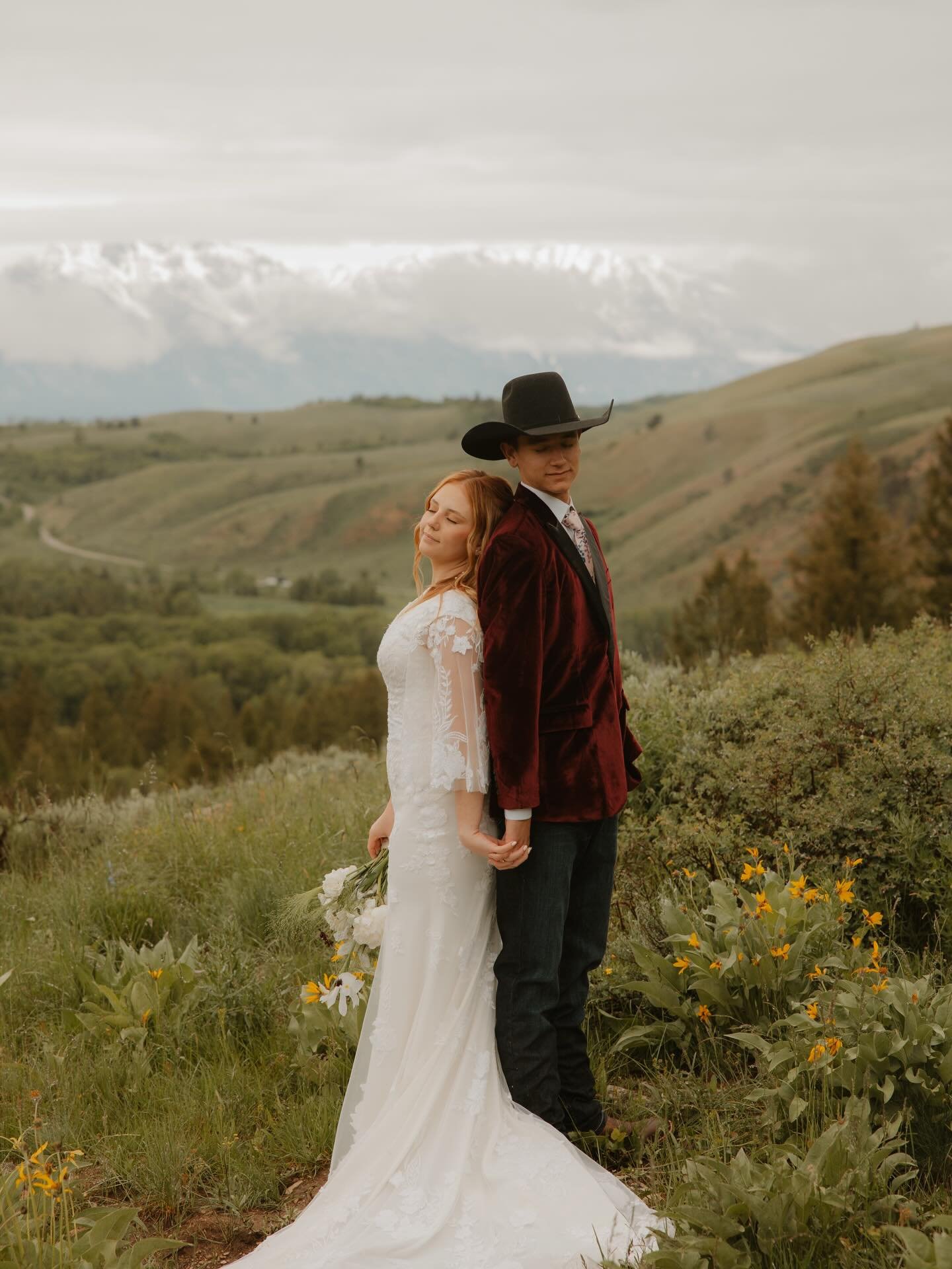 And just like that I&rsquo;m down to my last Saturday off before my May-June swing! 🤪 

 I still have a few dates open for elopements (and regular weddings)!! How perfect is this little spot with the Tetons in the back?! 🥹

#iowaweddingphotographer