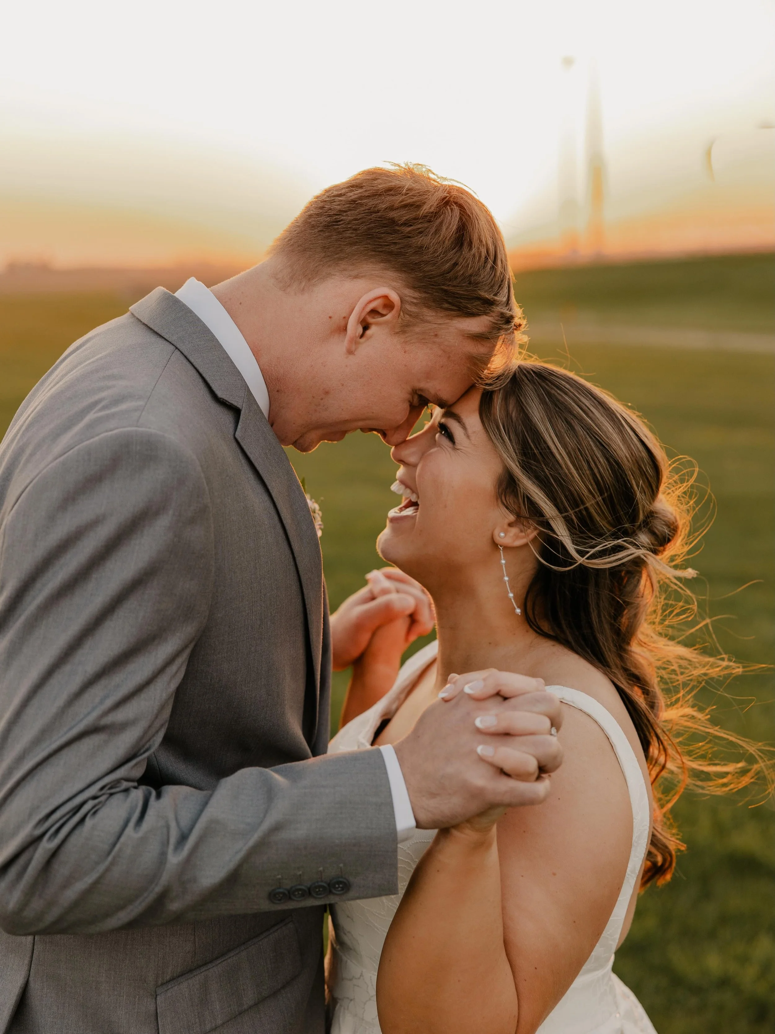 Oh how I&rsquo;ve missed this color green 🥹🌱
What a day with the new Longs! 

#iowaweddingphotographer #midwestweddingphotographer #elopementphotographer #destinationweddingphotographer #texasweddingphotographer