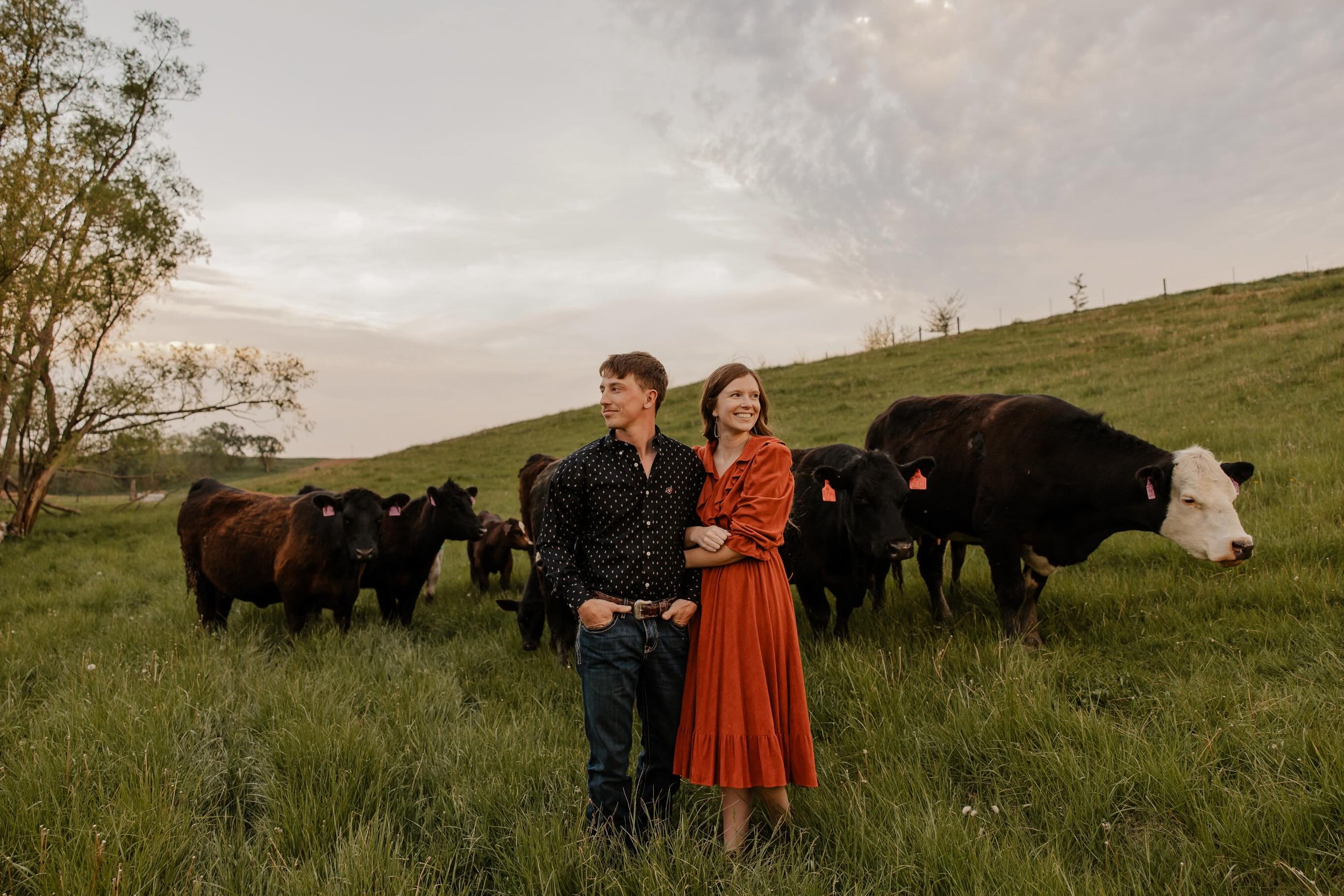 if you need a photographer to meet you in the pasture, I&rsquo;m your gal ✨🌱

#iowaweddingphotographer #westernweddingphotographer #midwestweddingphotographer #elopementphotographer #texasweddingphotographer