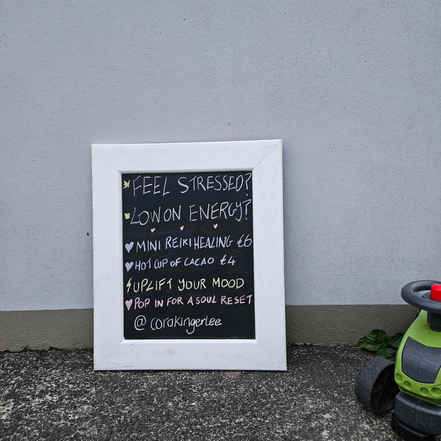 Just spent an hour of my life I'll never get back trying to write in a straight line for my new sign😅 Come see me on the market tomorrow from 9am until 3pm for a mini reiki healing or hot cacao 🥰✨️