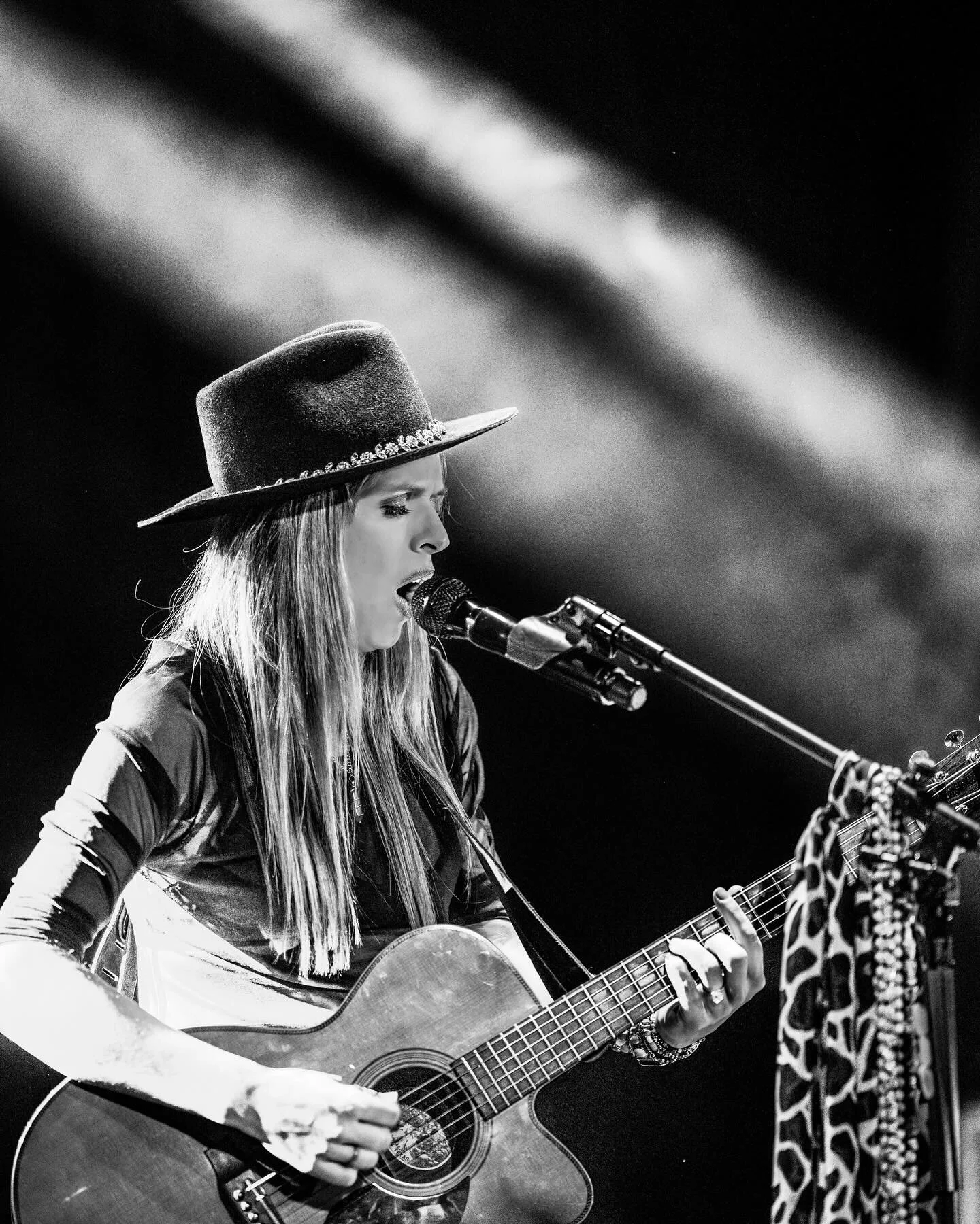 An awesome photo by my bro @charwar3 somewhere on the One Hell Of A Night Tour🖤 #dirtyshine