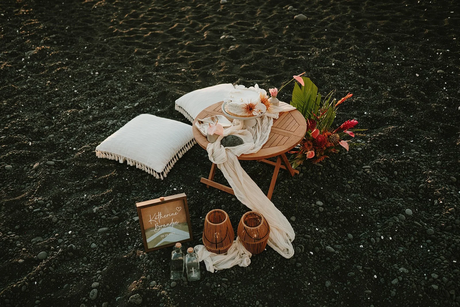 Hawaii Big Island black sand beach elopement – Couple Cups Photography