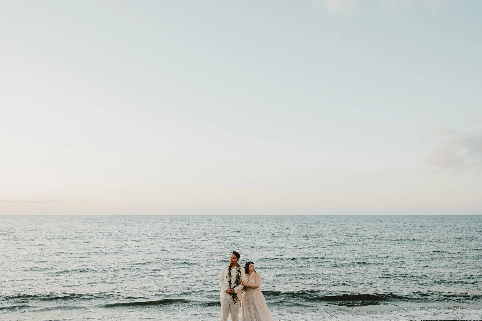 Sunset Kona elopement on a black sand beach – Couple Cups Photography