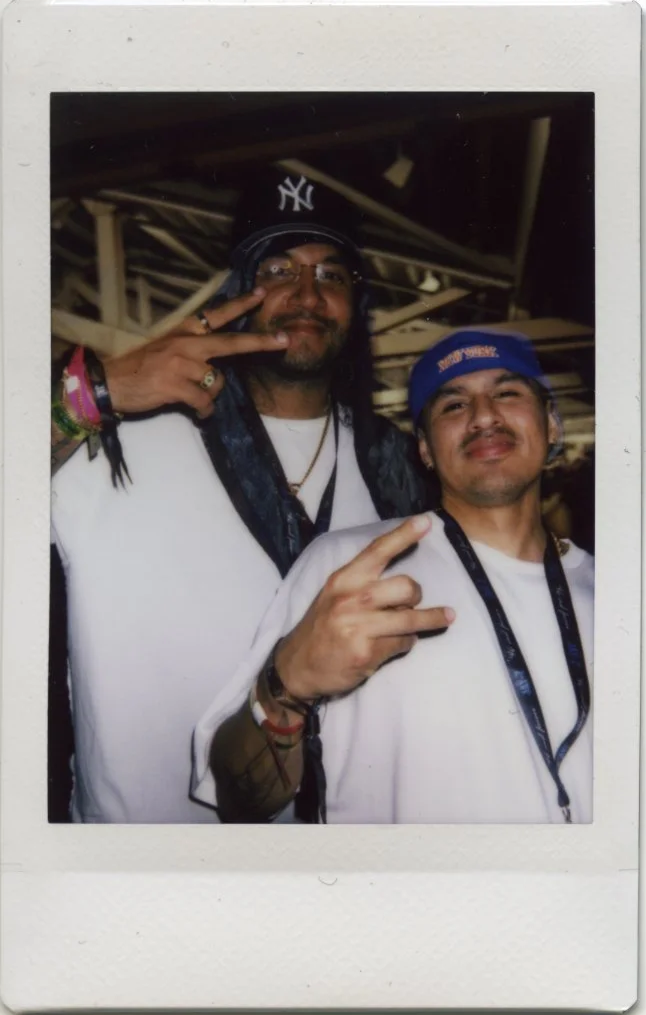ONLY REASON YA GETTIN THESE SMILES IS THE ARTIST TO THE RIGHT WITH THE KNICKS HAT, MY BRO EDGAR,  HIS HOMIE GOT THE RIGHT HAT ON THOUGH. BRO HAT TOO CLOSE TO THE METS TO BE IN THE HOME JETER BUILT. 