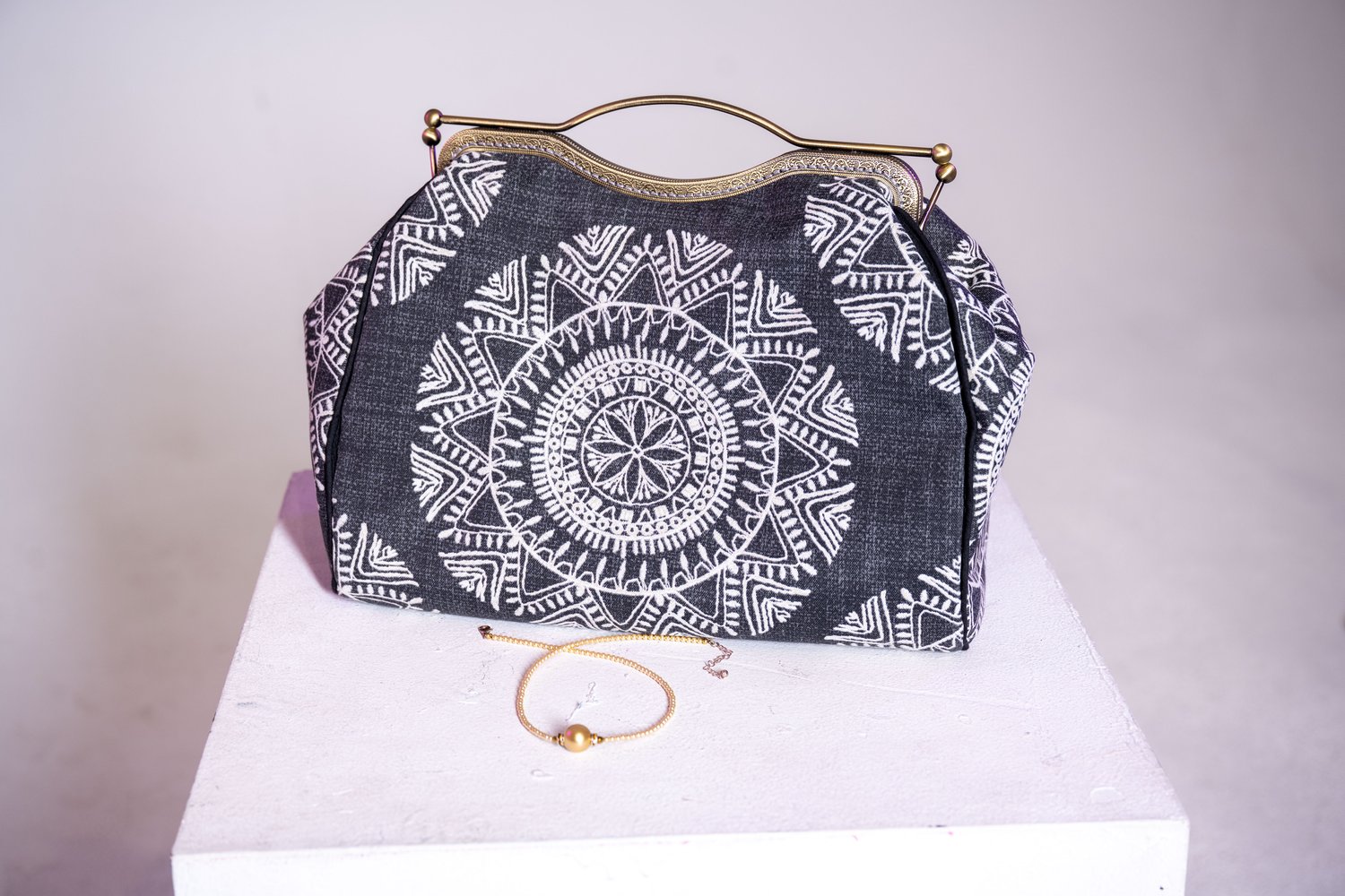 Qwzndzgr Women's Geometric Design Hard Box Bag