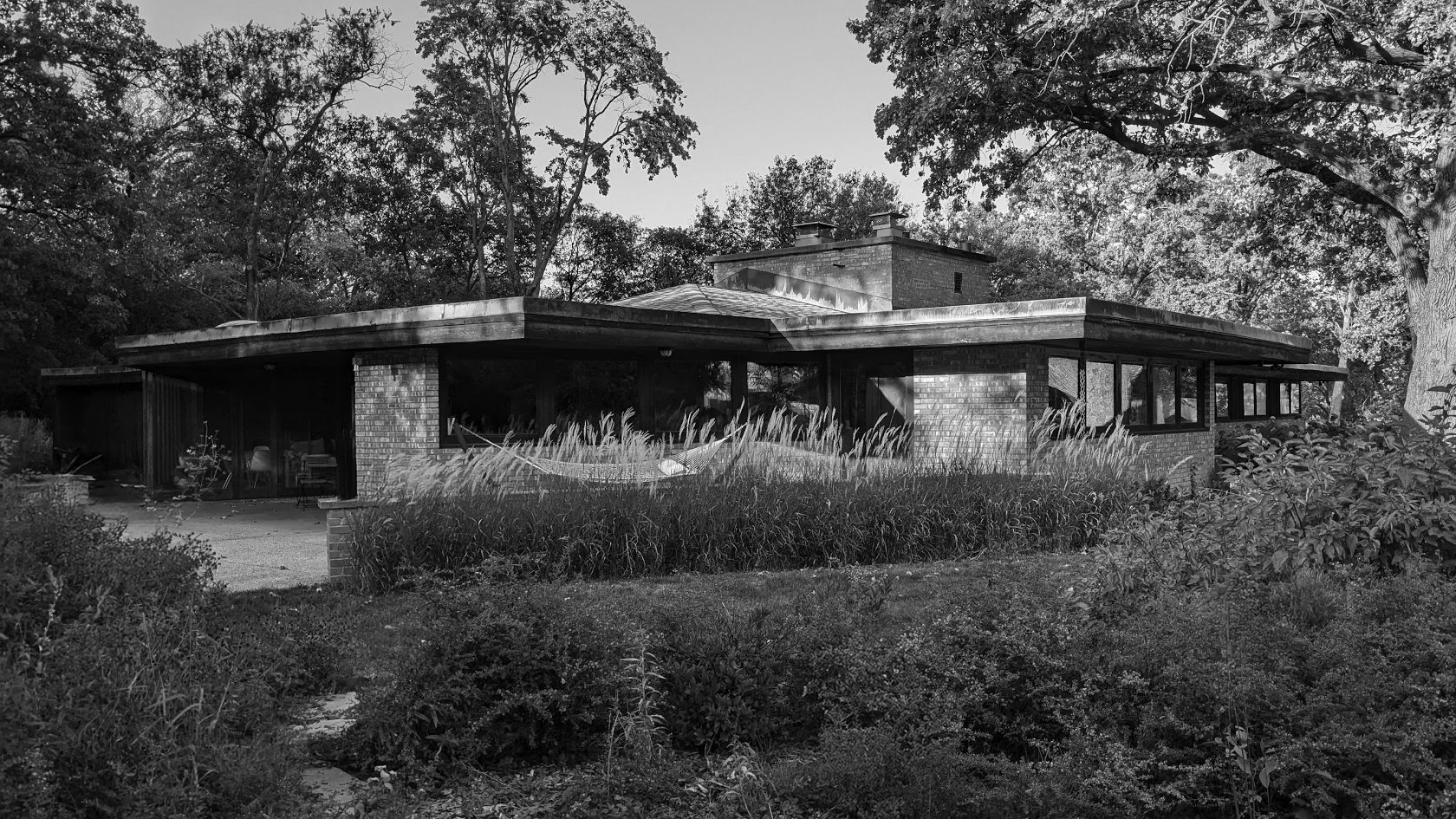 13GM-Exterior-05BlkWh-Wide.jpg