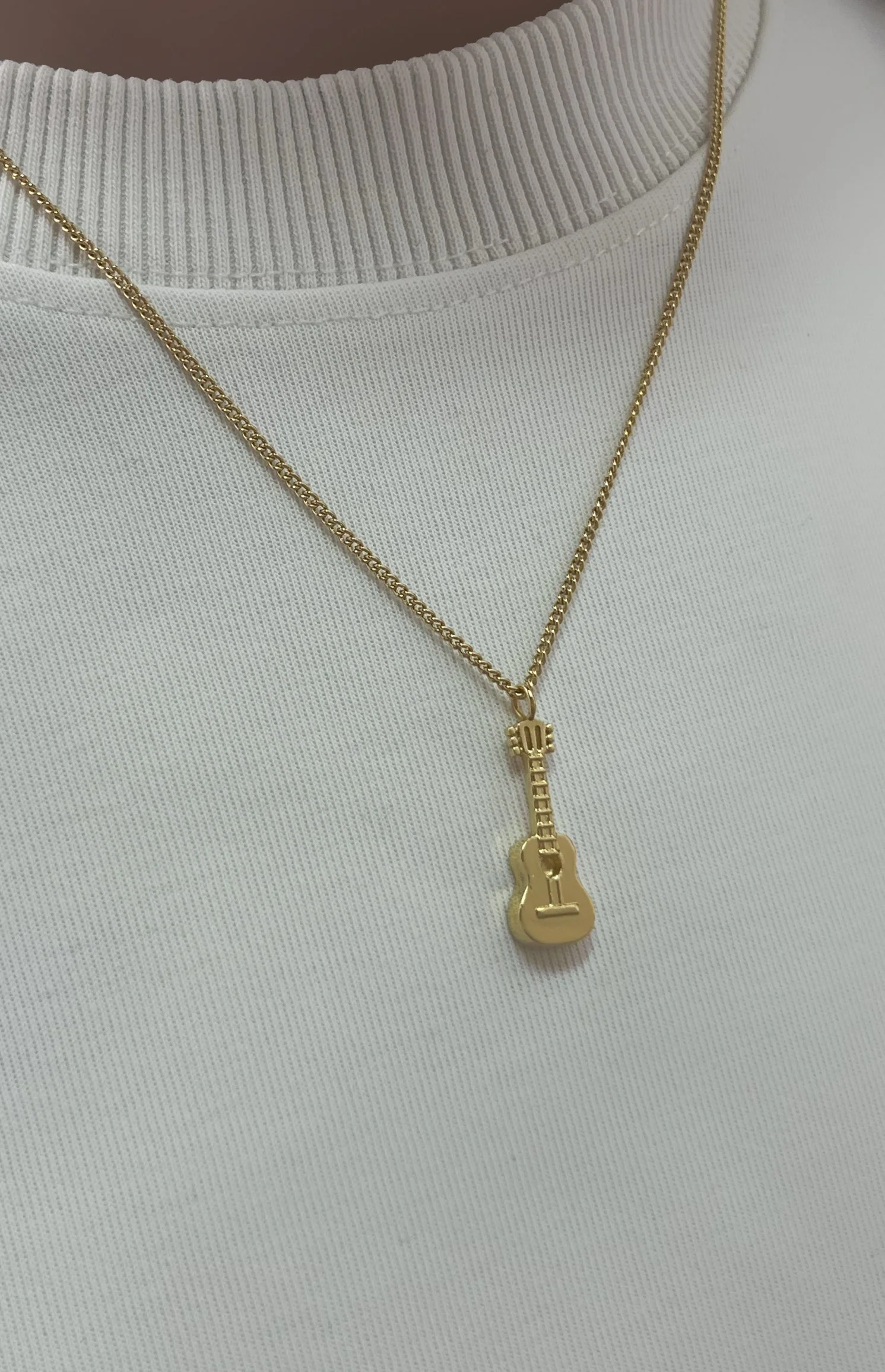 guitarra colgante.jpg