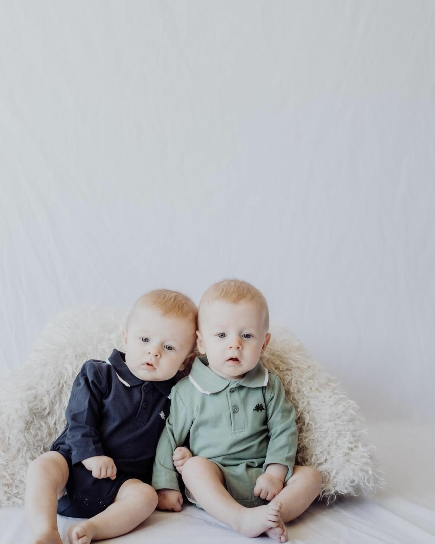 Twinnies Nathan + Oliver are now 6 months! Those 6 months flew, I was only just doing their newborn and Teila&rsquo;s maternity photos!