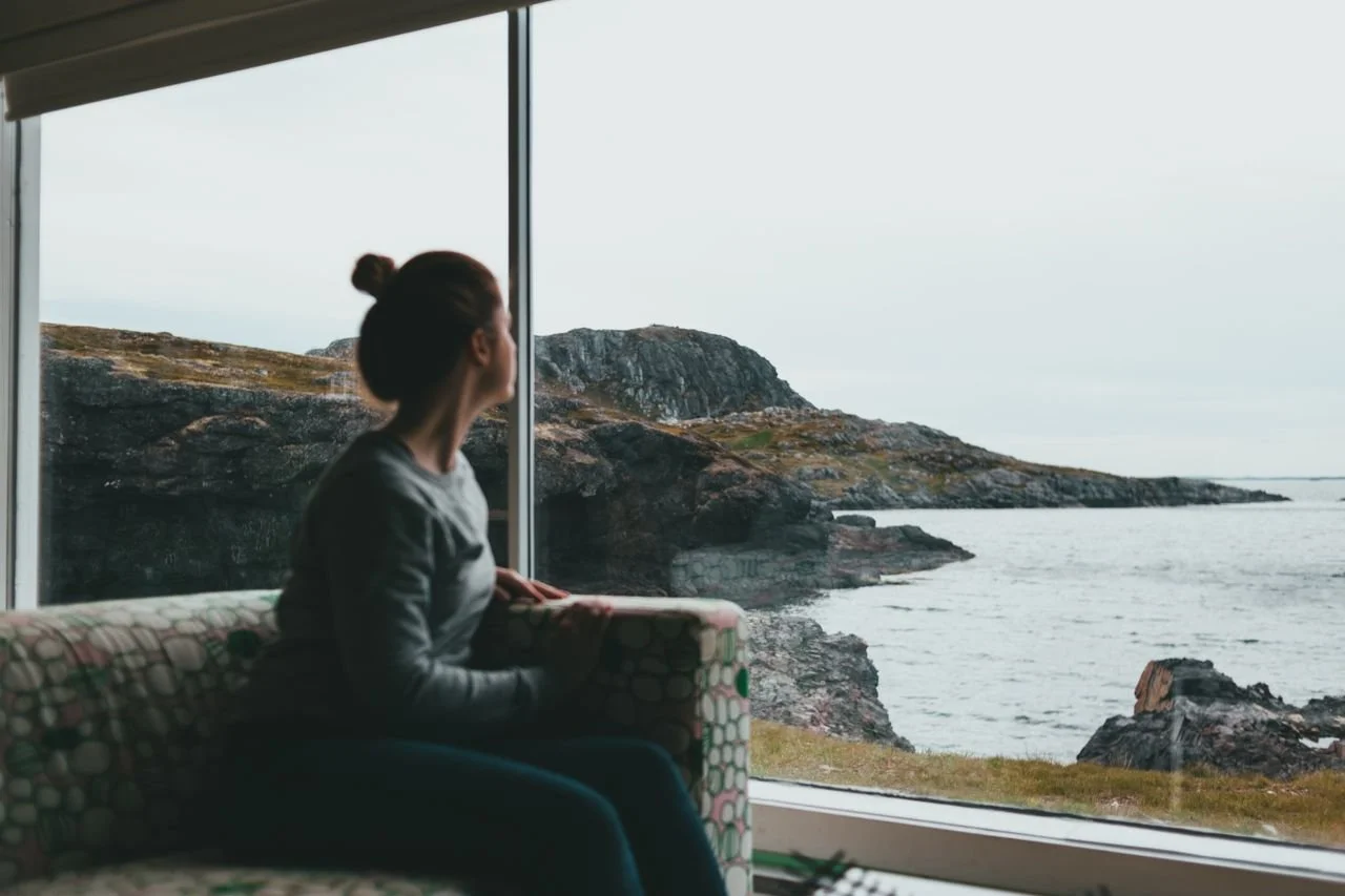 photo-of-a-woman-looking-at-the-sea
