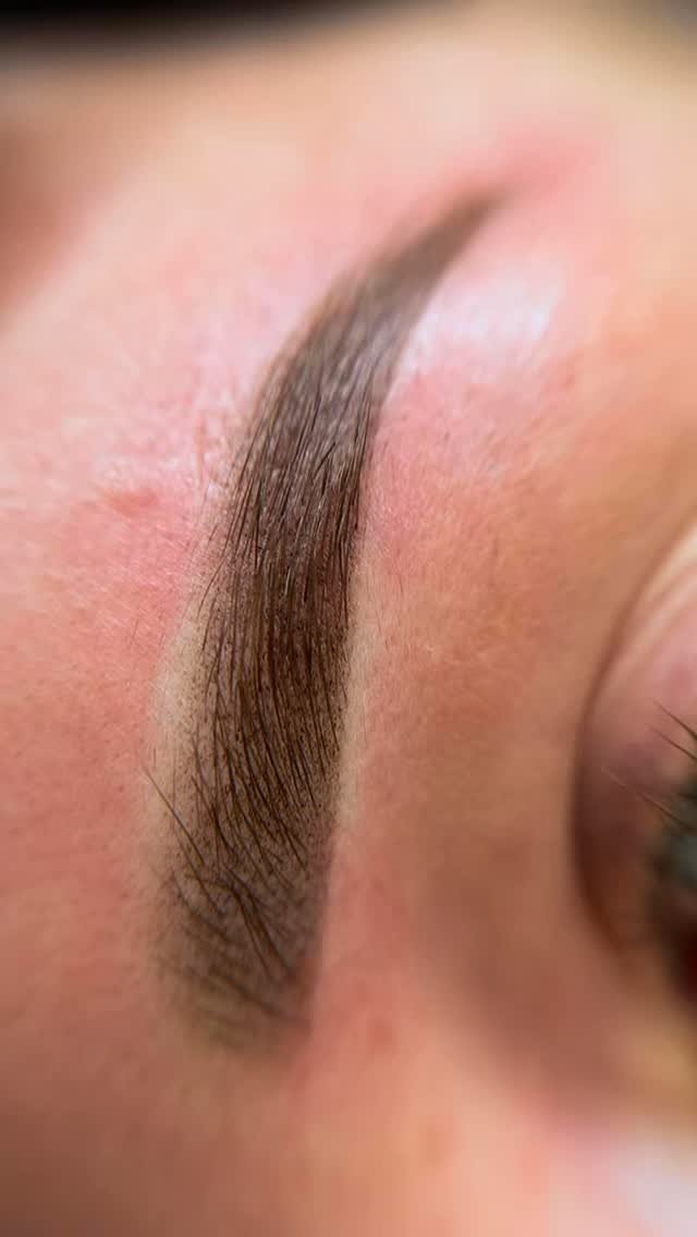 Powderbrows – Die Lösung für ungleichmäßige oder lückenhafte Augenbrauen! 🌟
Kennst du das auch? Du kämpfst täglich mit dem Zeichnen deiner Augenbrauen und sie sehen nie gleichmäßig aus? Vielleich