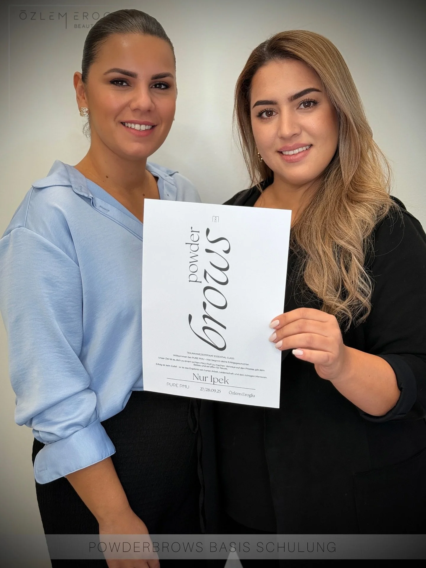 ✨ PowderBrows Basis Schulung – Wochenende voller Wachstum & Vertrauen ✨
Am Wochenende durfte ich wieder eine wundervolle Schülerin begleiten – und das Besondere: Sie war bereits vor einigen Jahren bei mir zur Wimpernverläng