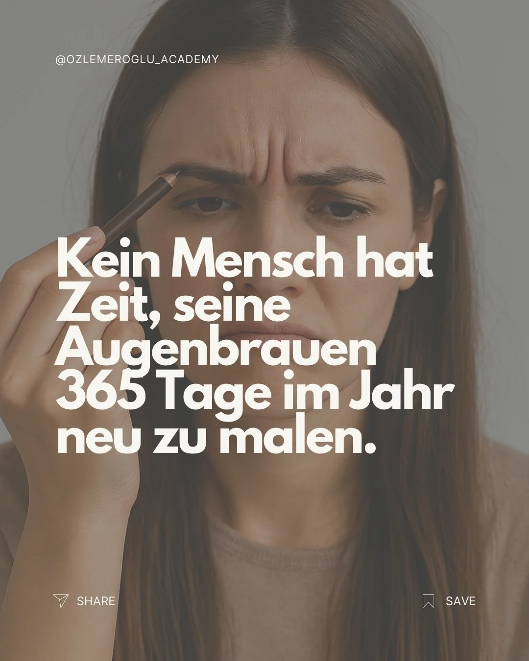 ⏰ Jeden Morgen dasselbe Spiel:
Augenbrauen nachmalen, korrigieren, neu anfangen – und trotzdem wirkt es nie gleich.
Mal zu dick, mal zu dünn, und nach ein paar Stunden schon wieder verschmiert. 😩
Genau das raubt Zeit, Nerven und Selbs