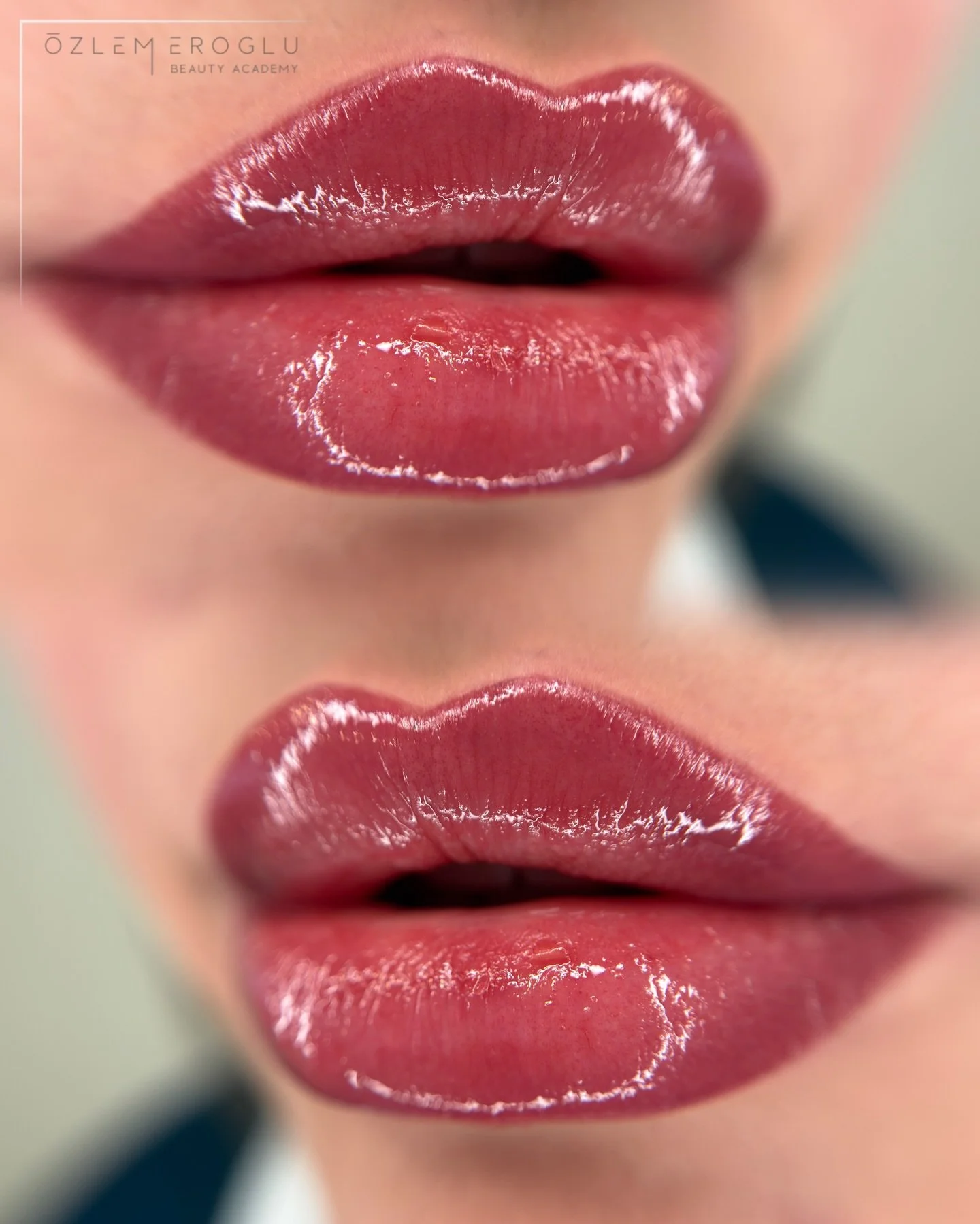 💋 Lippenpigmentierung &ndash; mehr als nur Farbe

Du willst morgens aufstehen
und deine Lippen sehen frisch, gleichm&auml;&szlig;ig und definiert aus &ndash;
ohne Lippenstift, ohne Nachziehen, ohne Verwischen? ✨

Genau das macht Lippenpigmentierung 