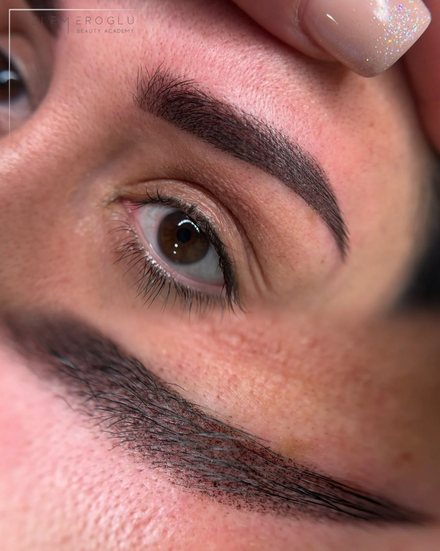 Vorher &rarr; Nachher | Powderbrows &amp; Form-Optimierung ✨

Meine Kundin hatte l&uuml;ckenhafte Augenbrauen und meinte zu mir:

&bdquo;Ich m&ouml;chte endlich eine sch&ouml;ne Form und ausdrucksvollere Brauen &ndash; aber ohne jeden Tag mehr schmin