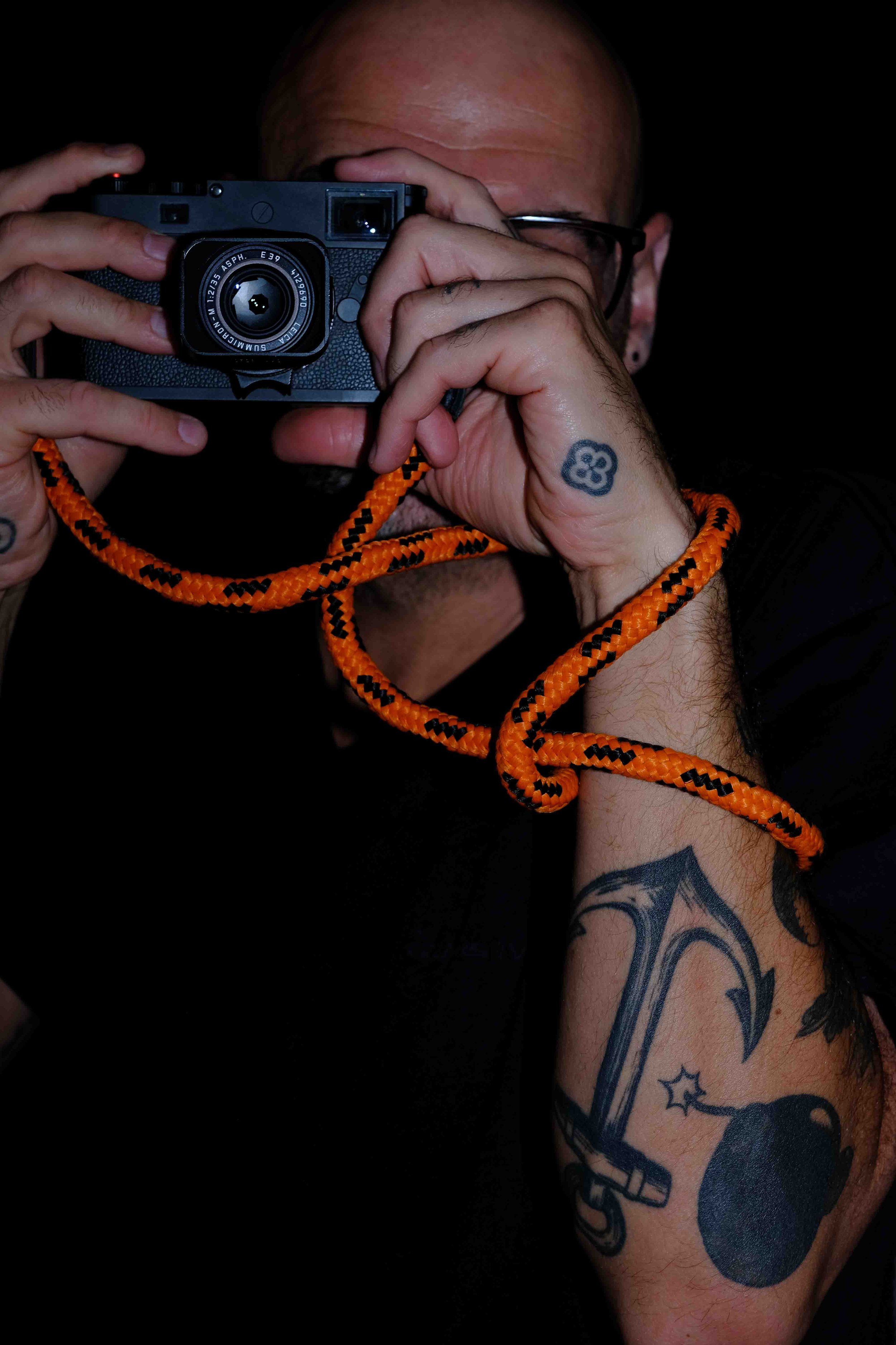 Enhance your street photography style with Sailor Strap's durable rope and leather camera strap for your Monochrom. Securely hold your camera with a touch of urban edge.