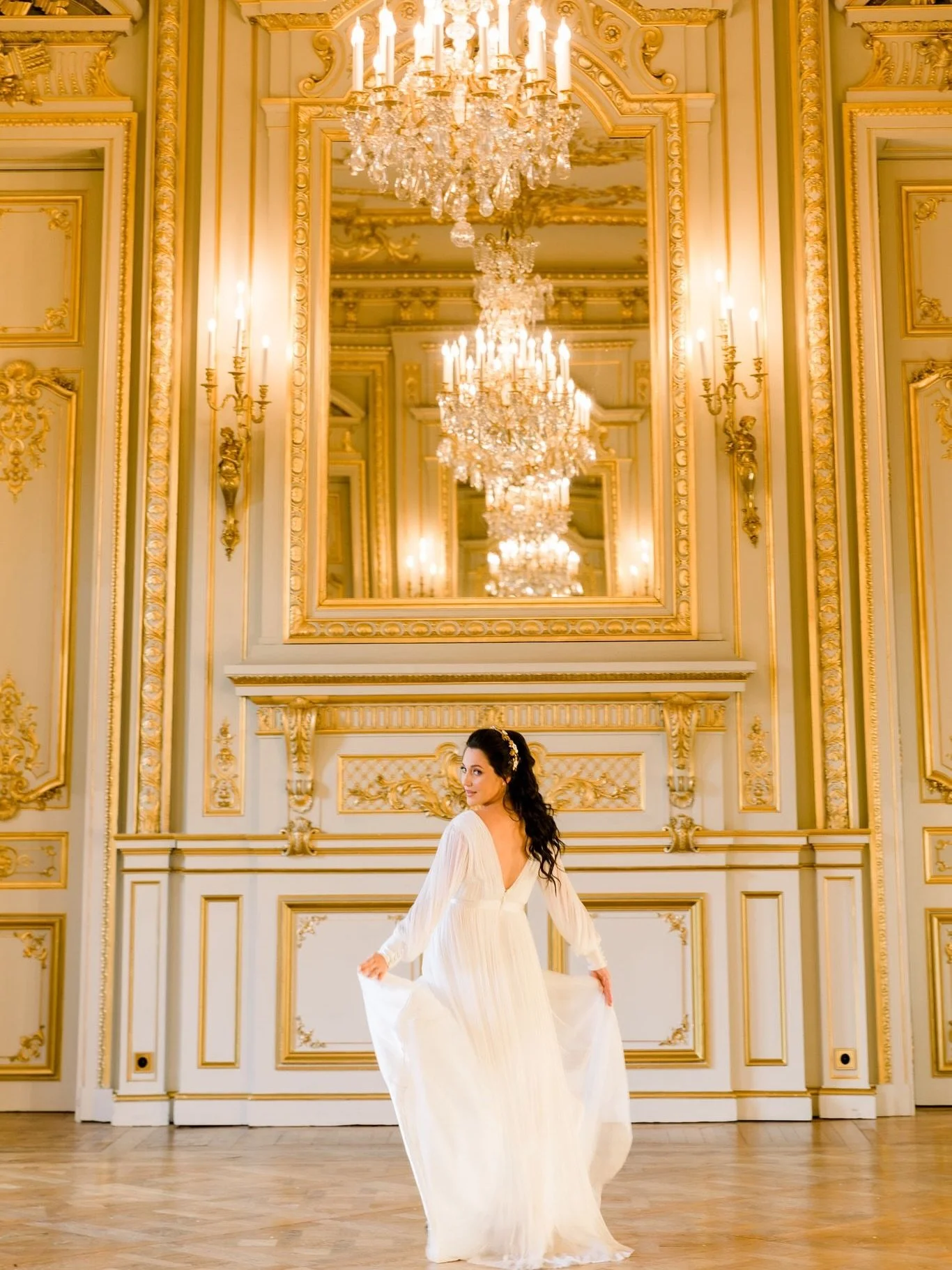 Throwback to the beautiful bridal pictures of our stunning bride @victoriavvns 

Wedding Planner @momentomio_weddingplanner
Venue @shangrilaparis⁠
Photographer @photographerinparis

#weddingplannerparis #weddingdestination #bride #luxurywedding