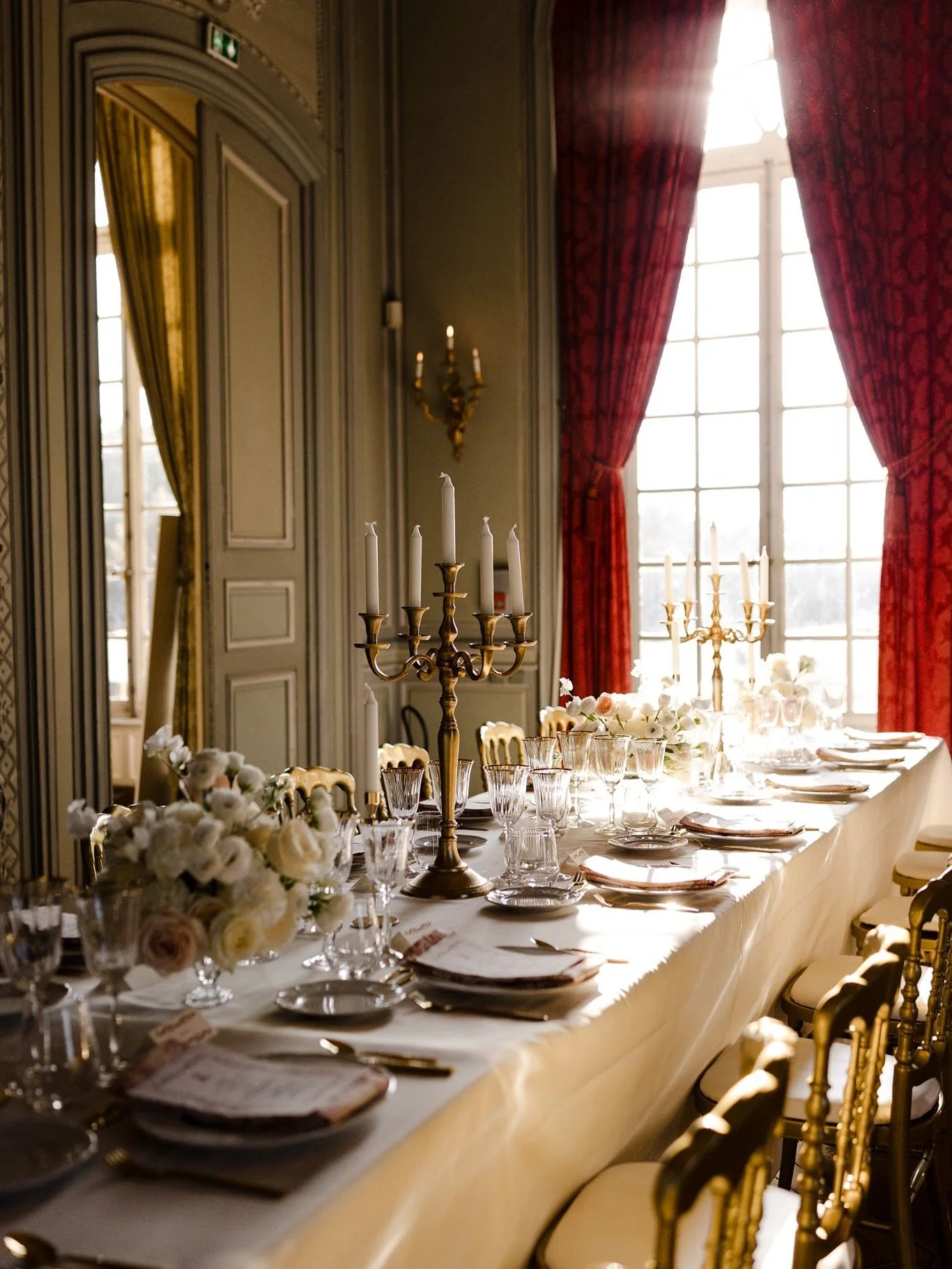 Much more than a decor, the reception room reveals its whole soul between sharing, laughter and emotions, the time of a delicious dinner. We imagined Melissa and Fr&eacute;d&eacute;ric&rsquo;s dinner in the magnificent living room of the Ch&acirc;tea