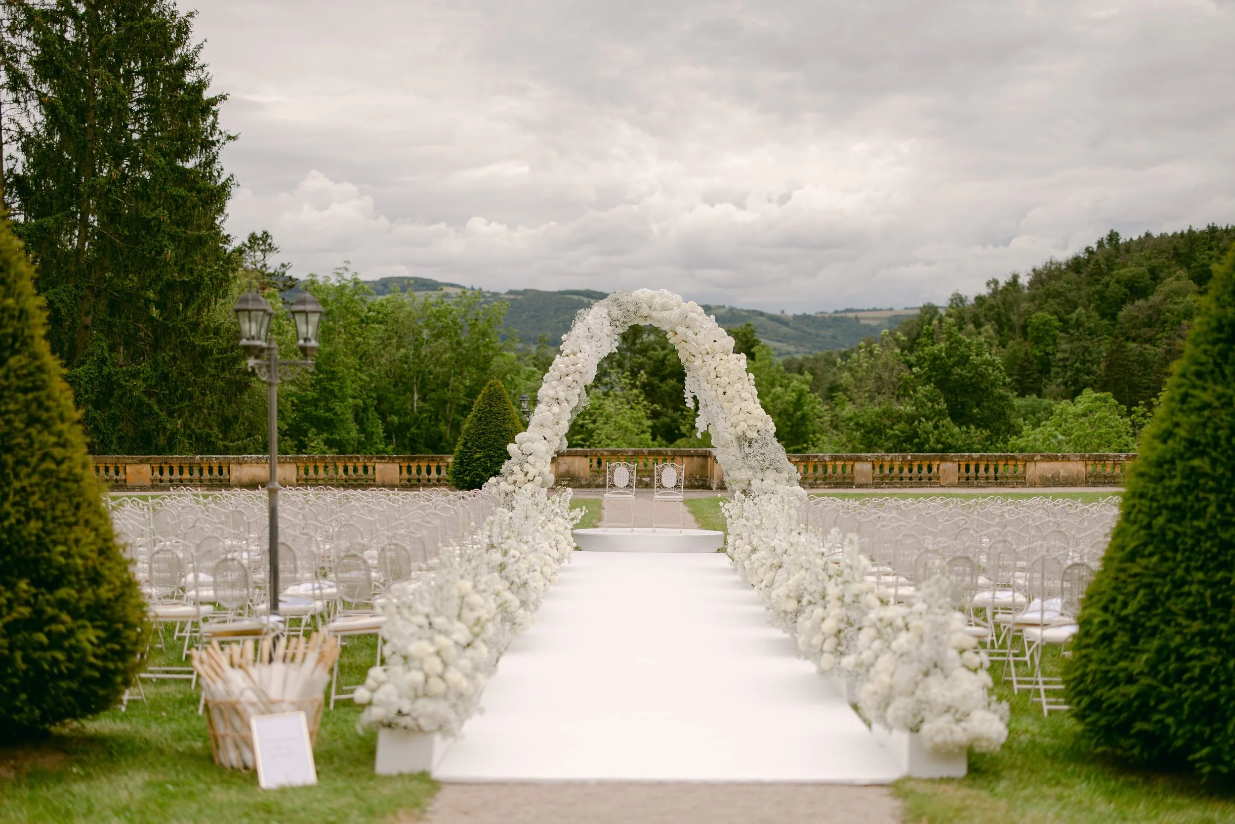 Wedding-at-domaine-des-halles-white-arch
