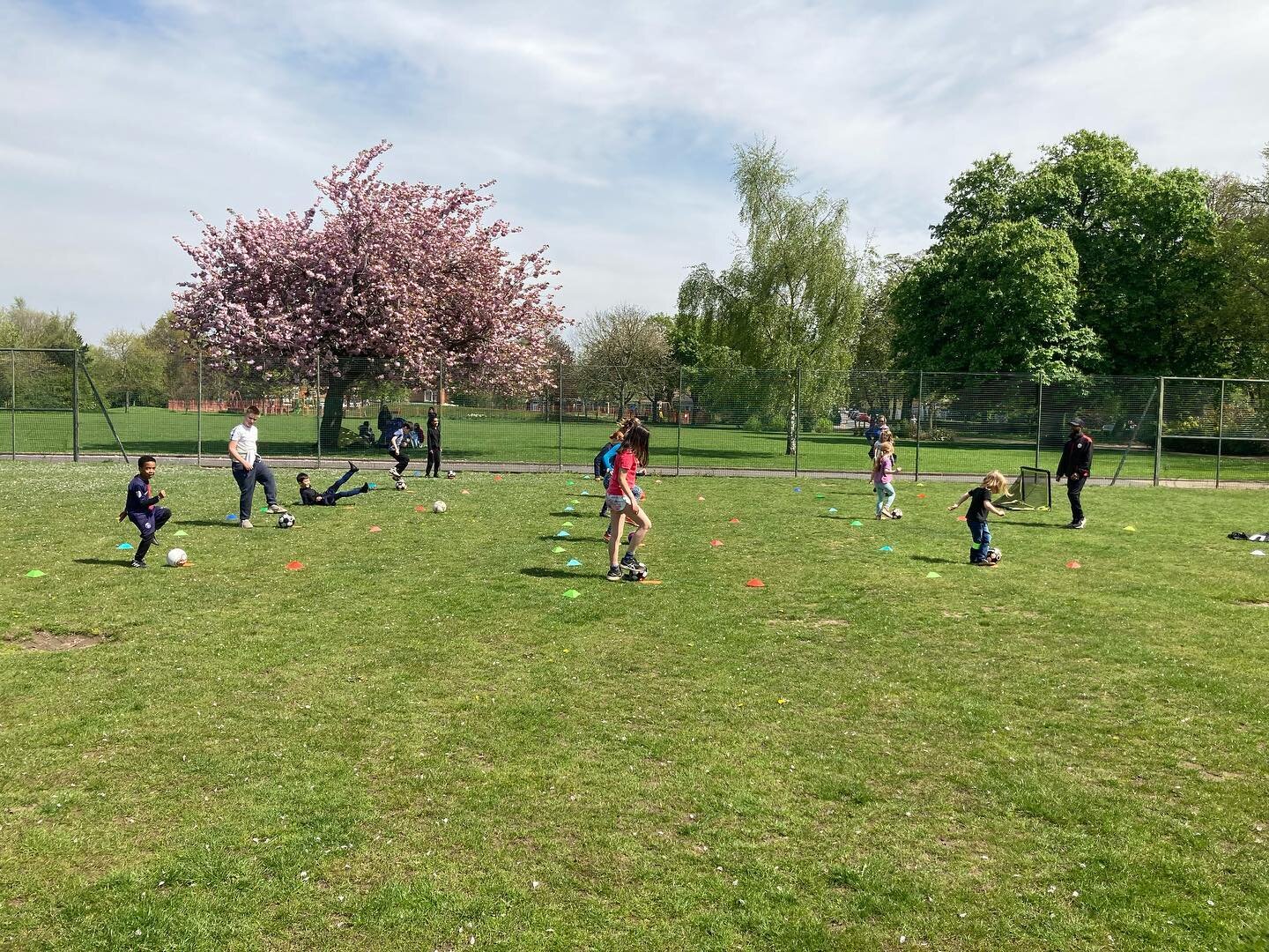 Great session out in the sun yesterday for our home ed group lots of skills and competition,but most of all big smiles while we had fun!😁😁

For more info visit www.footballfunatics.co.uk 

#FootballFUNatics #Football #Fun #HomeEducation #Group #Ses