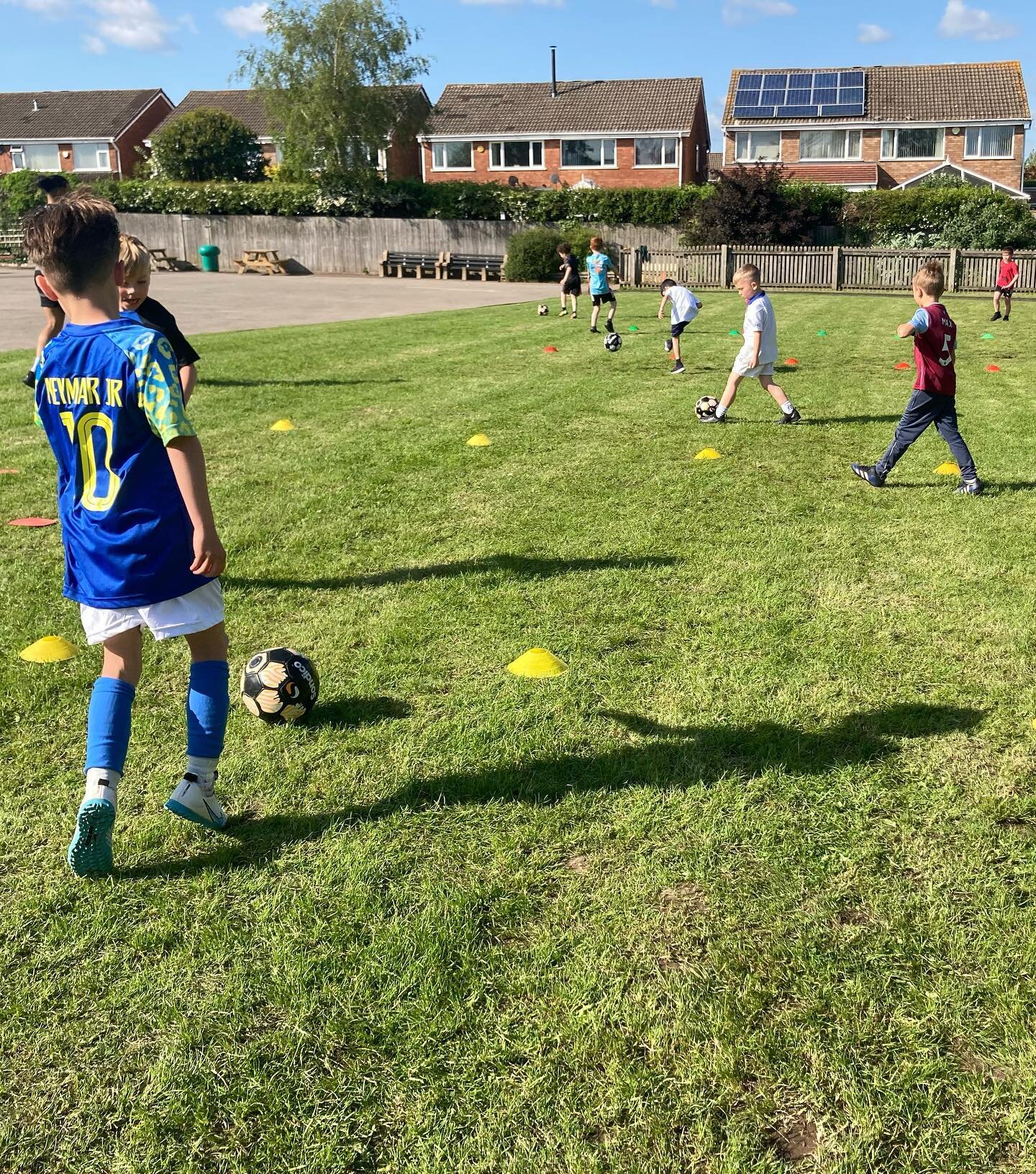 After a couple of bank holidays we were back with our year 1-3 group at @hollywoodpsuk and what a great session it was! 
Out in the sun we worked on lots of different skills and had loads of fun 🤩 😁
Well done lads!

#FootballFUNatics #Football #Fun