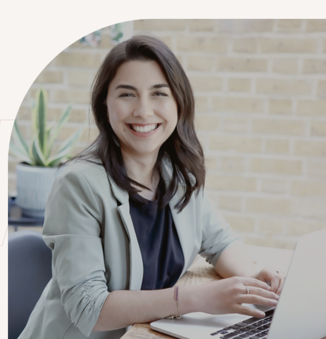 Fiorenza Rossini - lady on her laptop