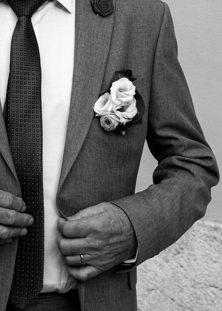 Les détails du costume du marié lors d'un mariage à Antibes, dans les Alpes-Maritimes.