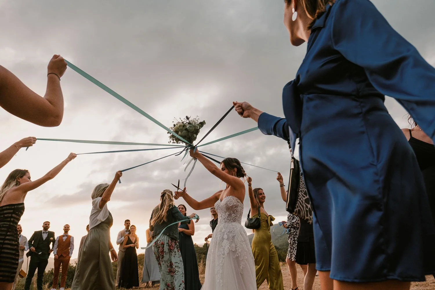 Le jeu du bouquet durant le coucher du soleil, lors d'un mariage dans les Alpes-Maritimes